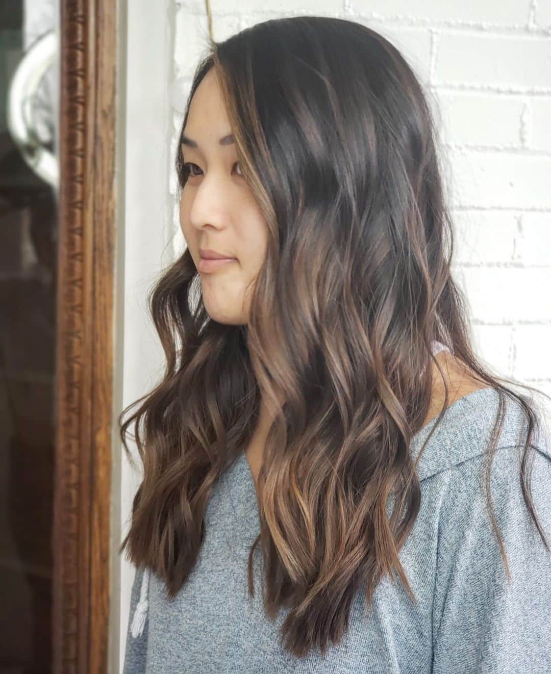東京ビューティークリニック【公式】のインスタグラム：「Hair painted by @rachlauterwasser #balayage #beforeandafter #rachelgotanewphone」