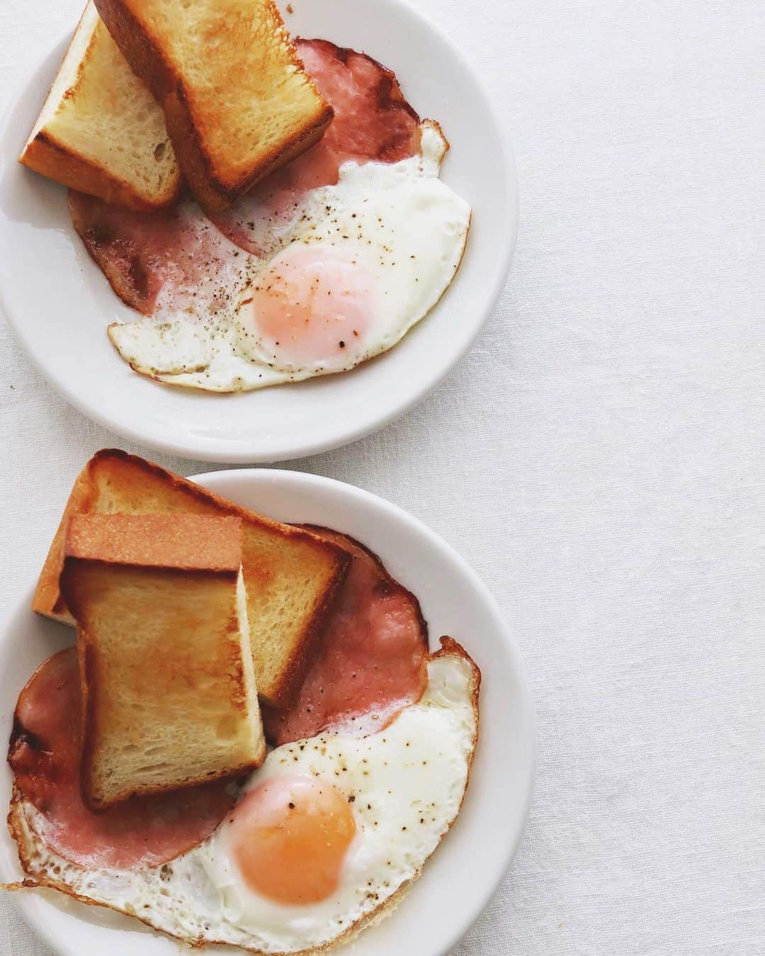 樋口正樹さんのインスタグラム写真 - (樋口正樹Instagram)「ham and eggs . 朝食のハムエッグ、 トーストと一緒に。 . . #ハムエッグ #目玉焼き #朝ごはん #朝食 #hamandeggs #breakfast #foodstagram #f52grams #eeeeeats #eater #🍳」2月12日 8時03分 - higuccini