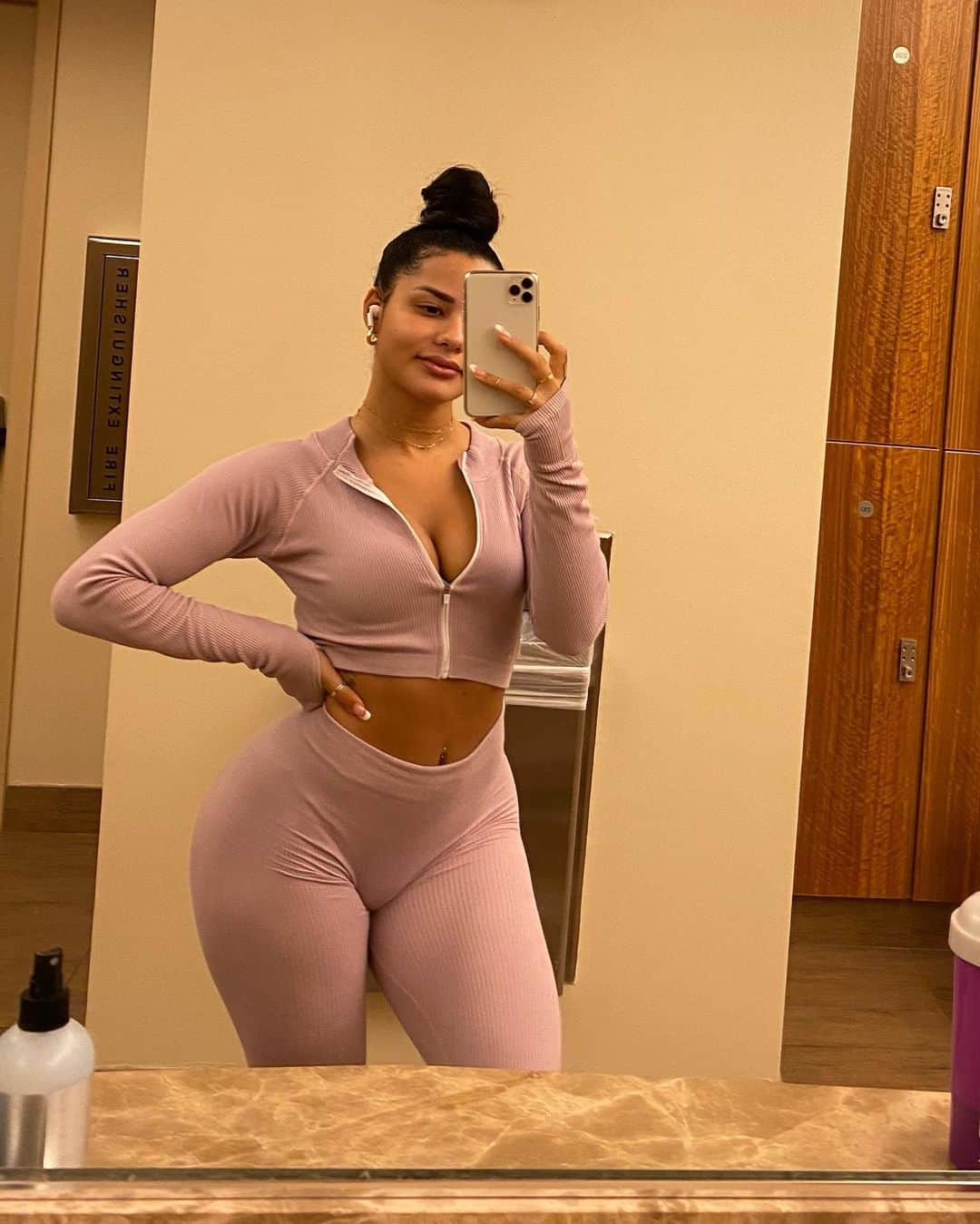 Katya Elise Henryさんのインスタグラム写真 - (Katya Elise HenryInstagram)「Work out ✅ Difficult doesn’t mean impossible. It simply means you have to work hard. Remember, nothing in life worth having comes easy. Get up, and do something that your future self will thank you for. 🔥✨ • • Workout programs, my brand new RECIPE BOOK with both vegan and non-vegan options, helpful blogs, and so much more! A better you from the inside out. Go to www.workoutsbykatya.com and join my WBK girls army ✨ link in bio! OUTFIT ~ @workouts_by_katya available in more colors 😏」2月12日 8時05分 - katyaelisehenry