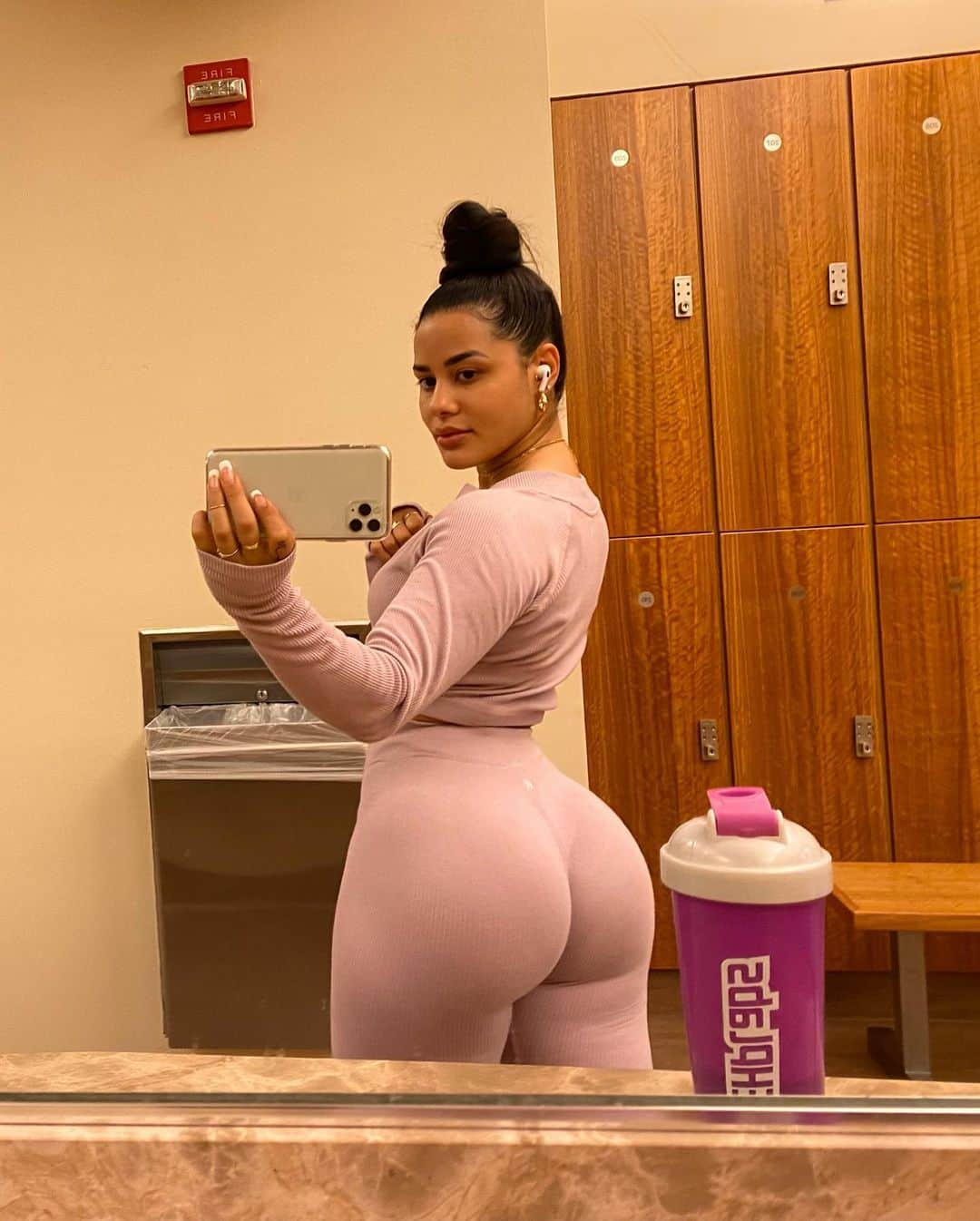 Katya Elise Henryさんのインスタグラム写真 - (Katya Elise HenryInstagram)「Work out ✅ Difficult doesn’t mean impossible. It simply means you have to work hard. Remember, nothing in life worth having comes easy. Get up, and do something that your future self will thank you for. 🔥✨ • • Workout programs, my brand new RECIPE BOOK with both vegan and non-vegan options, helpful blogs, and so much more! A better you from the inside out. Go to www.workoutsbykatya.com and join my WBK girls army ✨ link in bio! OUTFIT ~ @workouts_by_katya available in more colors 😏」2月12日 8時05分 - katyaelisehenry