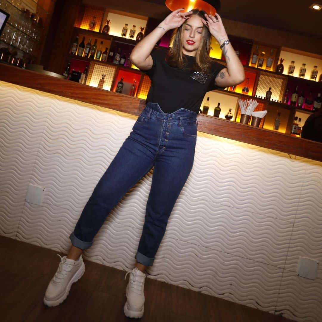 Bruna Unzuetaのインスタグラム：「PaaaaH!!! Dia de lançamento da @ohmyjeans ❤️ marca de Jeans da minhas amigas lindas @mariana e @brupbianchi !!! SUCESSO MENINAAAAS!!! ❤️❤️❤️ Foto: @iude」