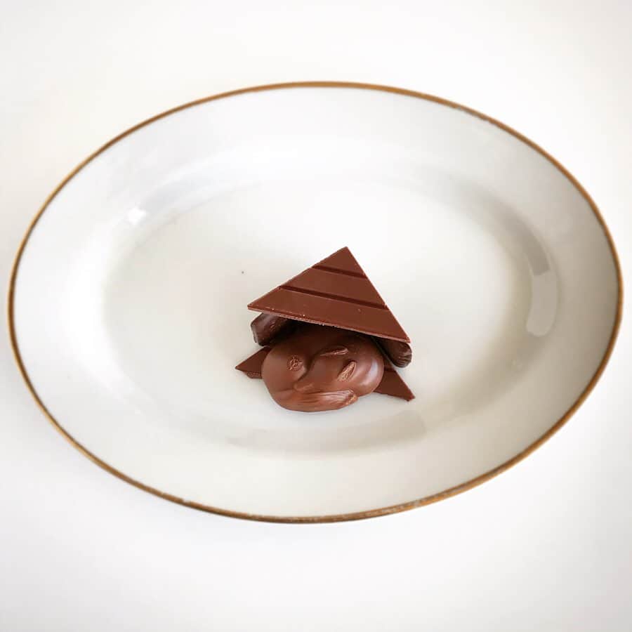 福田里香さんのインスタグラム写真 - (福田里香Instagram)「Yann Couvreur×After Eight 市販のチョコをDIYでコーディネート。 お皿の上に、きつねの巣穴を建ててみた。 きつねと屋根と床は @yanncouvreur のミルクチョコレート。 壁は @aftereightuki 製。 ダークチョコレートと ミントクリームの二重構造。 • 服飾業界風にいえば オートクチュール×プレタポルテの ディッシュ コーディネーション。 これはある意味、モード系だ（違っ） ☕️☕️☕️☕️☕️☕️☕️☕️☕️☕️☕️☕️☕️ #yanncouvreur #aftereightchocolate  #valentineweek」2月12日 8時15分 - riccafukuda