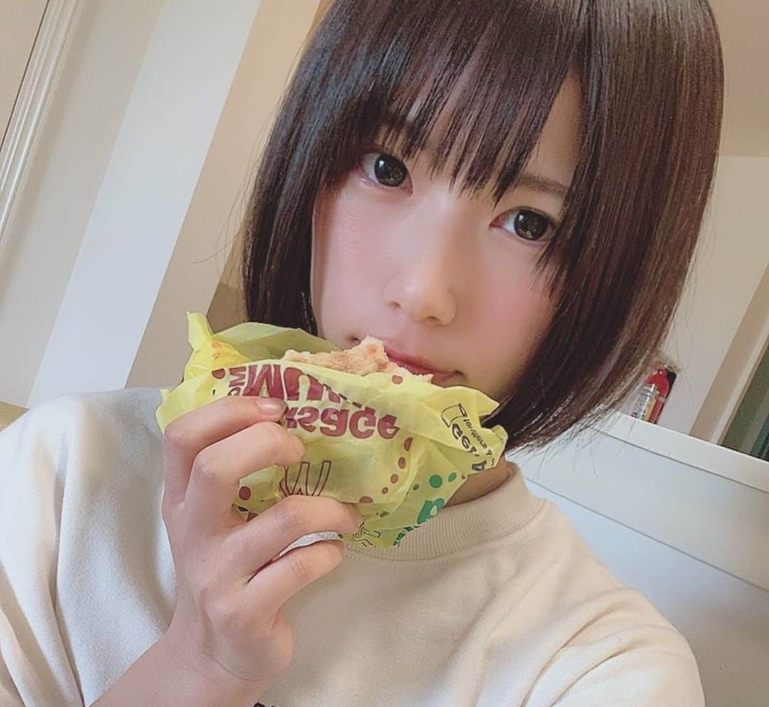 村上りいなさんのインスタグラム写真 - (村上りいなInstagram)「あさは、グアムのマック☺️ グアムは一日中朝マックあるんだよ☺️ #macdonalds #guam #グアム　#DVDロケ」2月12日 8時16分 - riina_murakami