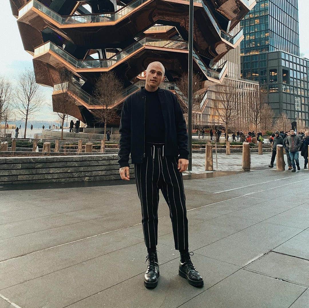 ブランドン・シェイアのインスタグラム：「Explored NYC with the bf today. It was so fun just walking around with him, talking about our goals, life, and seeing some really beautiful sites in one of our favorite cities. Love you @codymydarling」