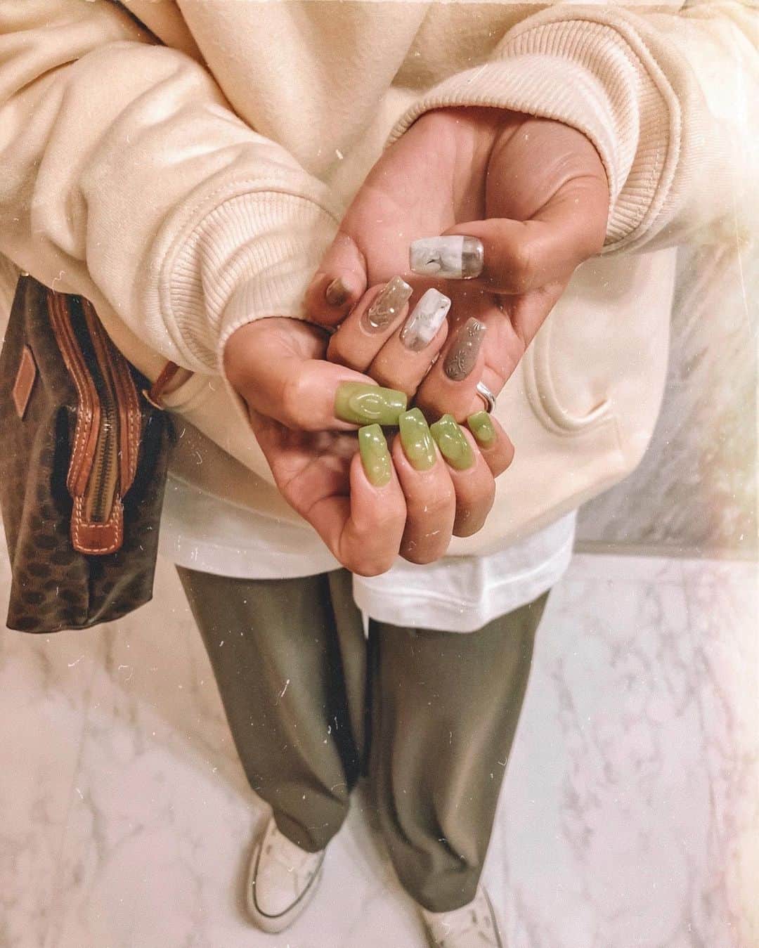 ✷kana✷のインスタグラム：「💚new nail💚 . . #ピスタチオネイル シースルーで春らしく💅 ワンカラーもたまにはいいね♡ 今思えば久々に丸くしても よかったかな🥺🤔 . . #ArtRoom #ArtRoomnaiis」