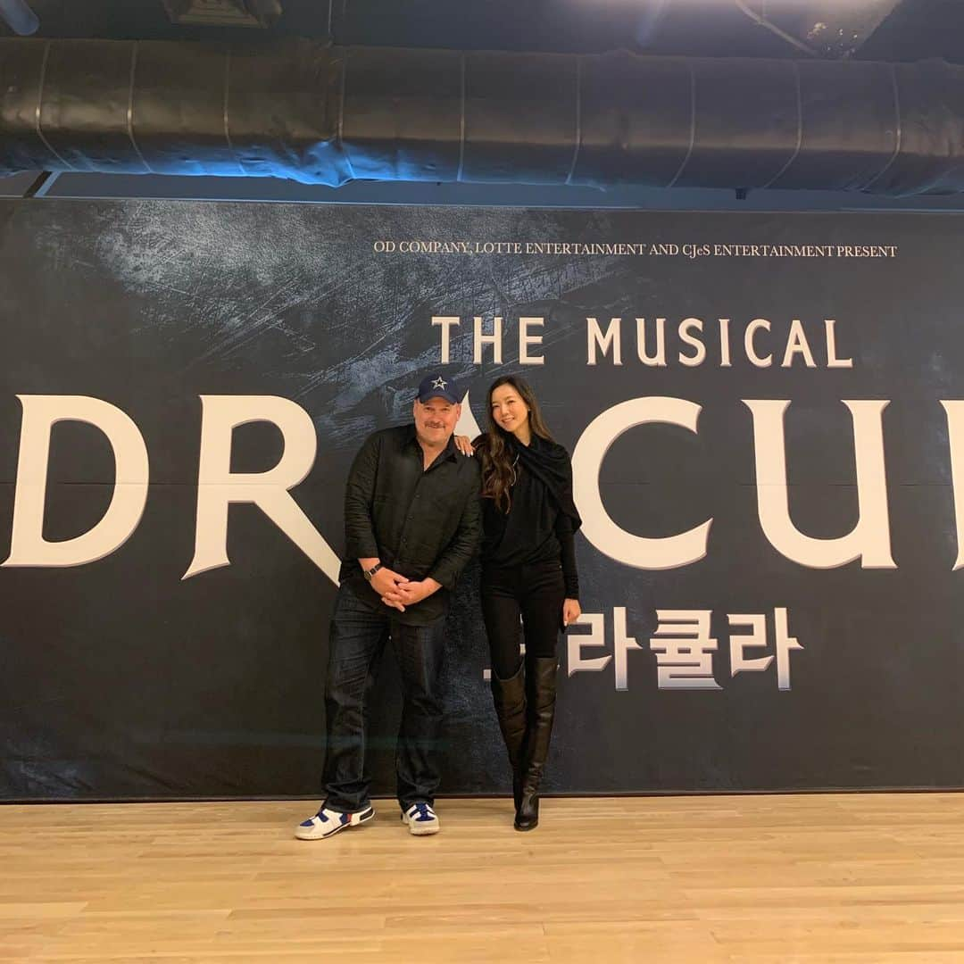 和央ようかさんのインスタグラム写真 - (和央ようかInstagram)「🧛‍♂️ Dracula 🧛‍♂️🧛‍♂️🧛‍♂️🍷in Seoul 🇰🇷 Love Dracula’s scores ❤️💕 ソウルにてミュージカルドラキュラ🧛‍♂️🍷 私はドラキュラの曲が本当に好き❤️💕 #takakoworldstylin🌎 #dracula #musicaldracula #seoul #korea #yokawao  #和央ようか #myfavoritemusic #ドラキュラ@frank.wildhorn」2月12日 8時39分 - yokawao0215