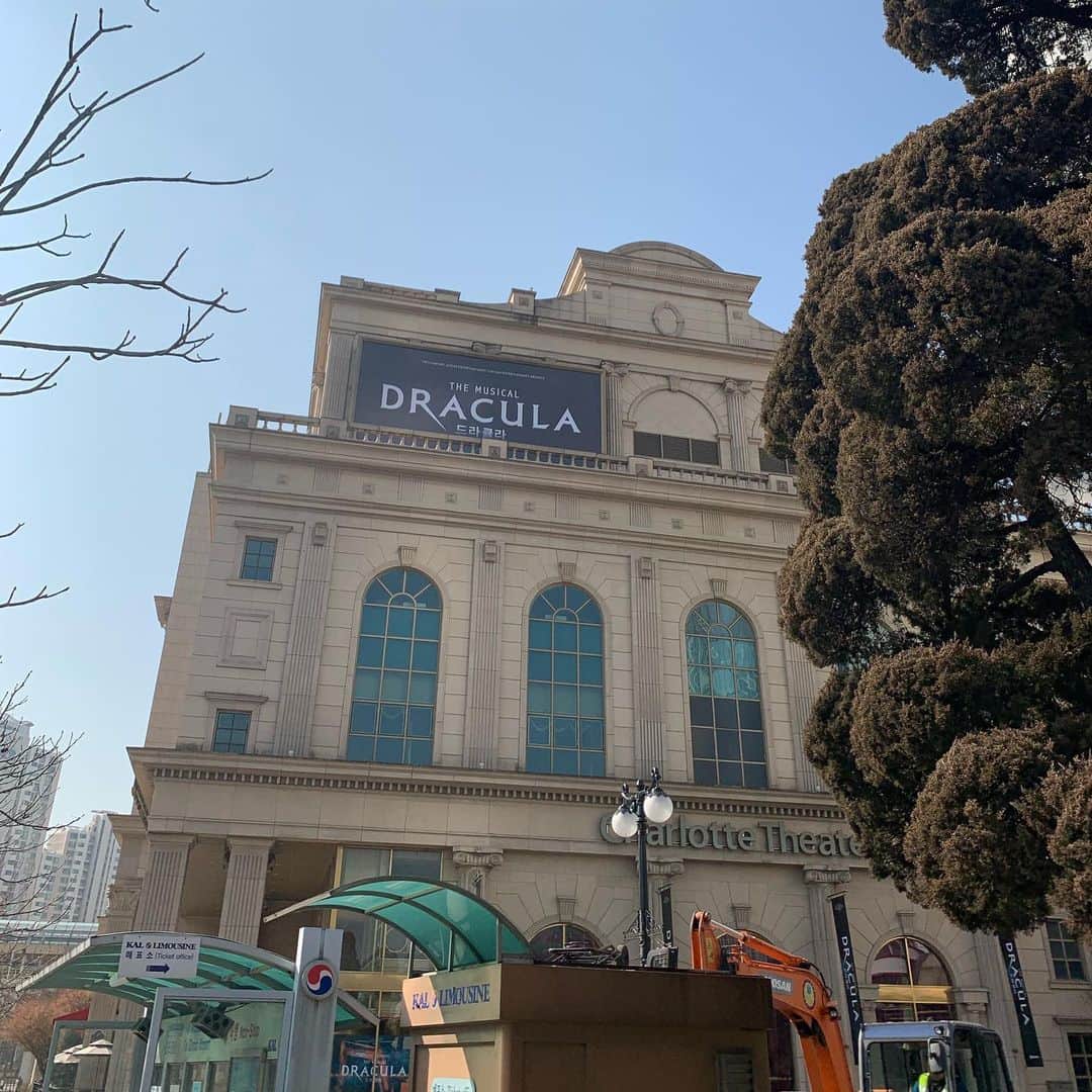 和央ようかさんのインスタグラム写真 - (和央ようかInstagram)「🧛‍♂️ Dracula 🧛‍♂️🧛‍♂️🧛‍♂️🍷in Seoul 🇰🇷 Love Dracula’s scores ❤️💕 ソウルにてミュージカルドラキュラ🧛‍♂️🍷 私はドラキュラの曲が本当に好き❤️💕 #takakoworldstylin🌎 #dracula #musicaldracula #seoul #korea #yokawao  #和央ようか #myfavoritemusic #ドラキュラ@frank.wildhorn」2月12日 8時39分 - yokawao0215