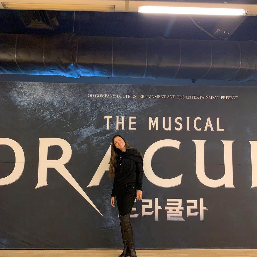 和央ようかさんのインスタグラム写真 - (和央ようかInstagram)「🧛‍♂️ Dracula 🧛‍♂️🧛‍♂️🧛‍♂️🍷in Seoul 🇰🇷 Love Dracula’s scores ❤️💕 ソウルにてミュージカルドラキュラ🧛‍♂️🍷 私はドラキュラの曲が本当に好き❤️💕 #takakoworldstylin🌎 #dracula #musicaldracula #seoul #korea #yokawao  #和央ようか #myfavoritemusic #ドラキュラ@frank.wildhorn」2月12日 8時39分 - yokawao0215