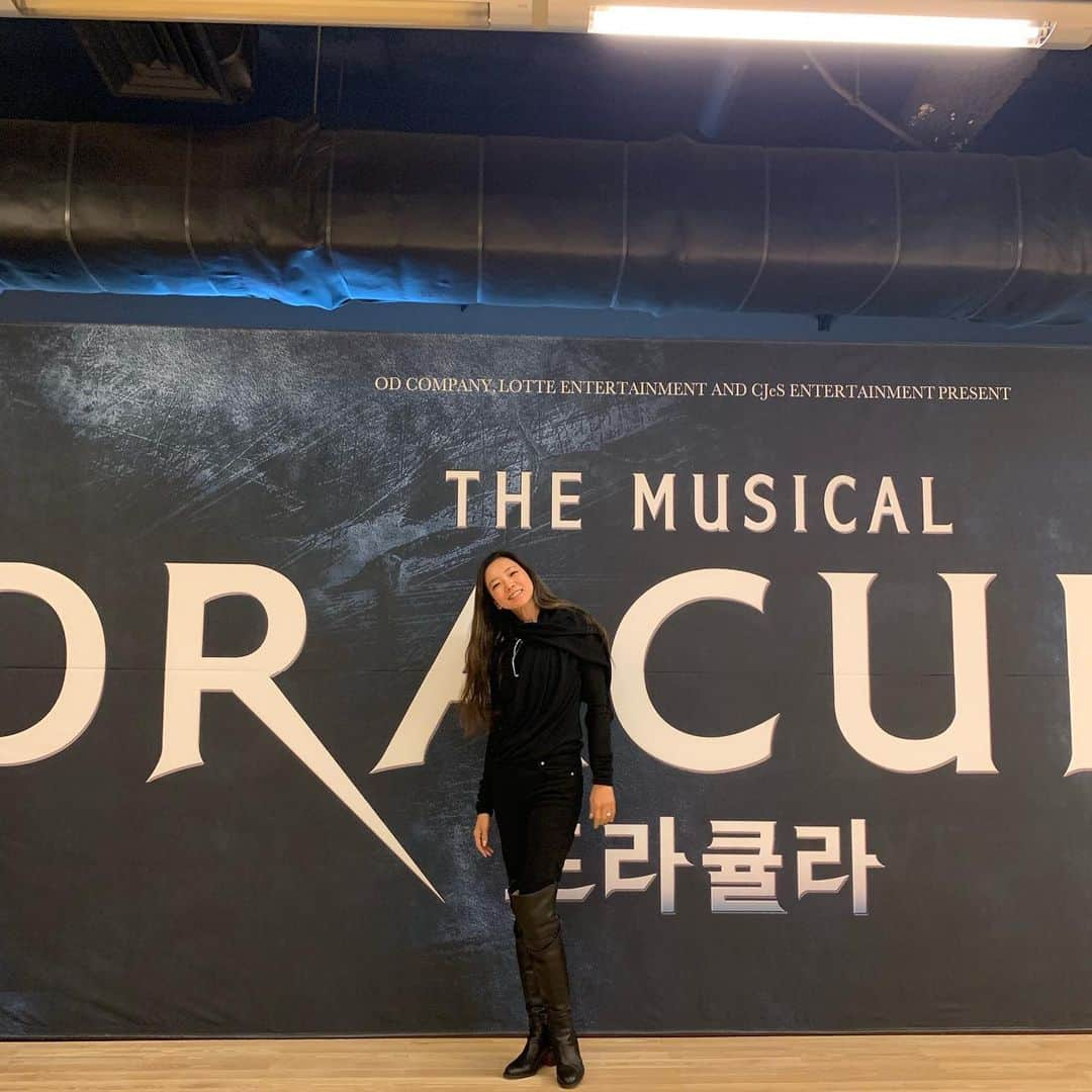 和央ようかさんのインスタグラム写真 - (和央ようかInstagram)「🧛‍♂️ Dracula 🧛‍♂️🧛‍♂️🧛‍♂️🍷in Seoul 🇰🇷 Love Dracula’s scores ❤️💕 ソウルにてミュージカルドラキュラ🧛‍♂️🍷 私はドラキュラの曲が本当に好き❤️💕 #takakoworldstylin🌎 #dracula #musicaldracula #seoul #korea #yokawao  #和央ようか #myfavoritemusic #ドラキュラ@frank.wildhorn」2月12日 8時39分 - yokawao0215