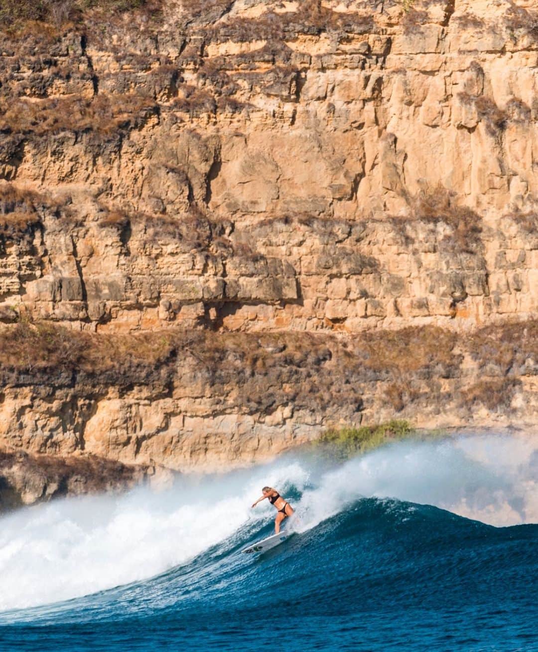 フェリシティー・パルマティアーのインスタグラム：「Lombok by @mattpowerphoto for @airasia」