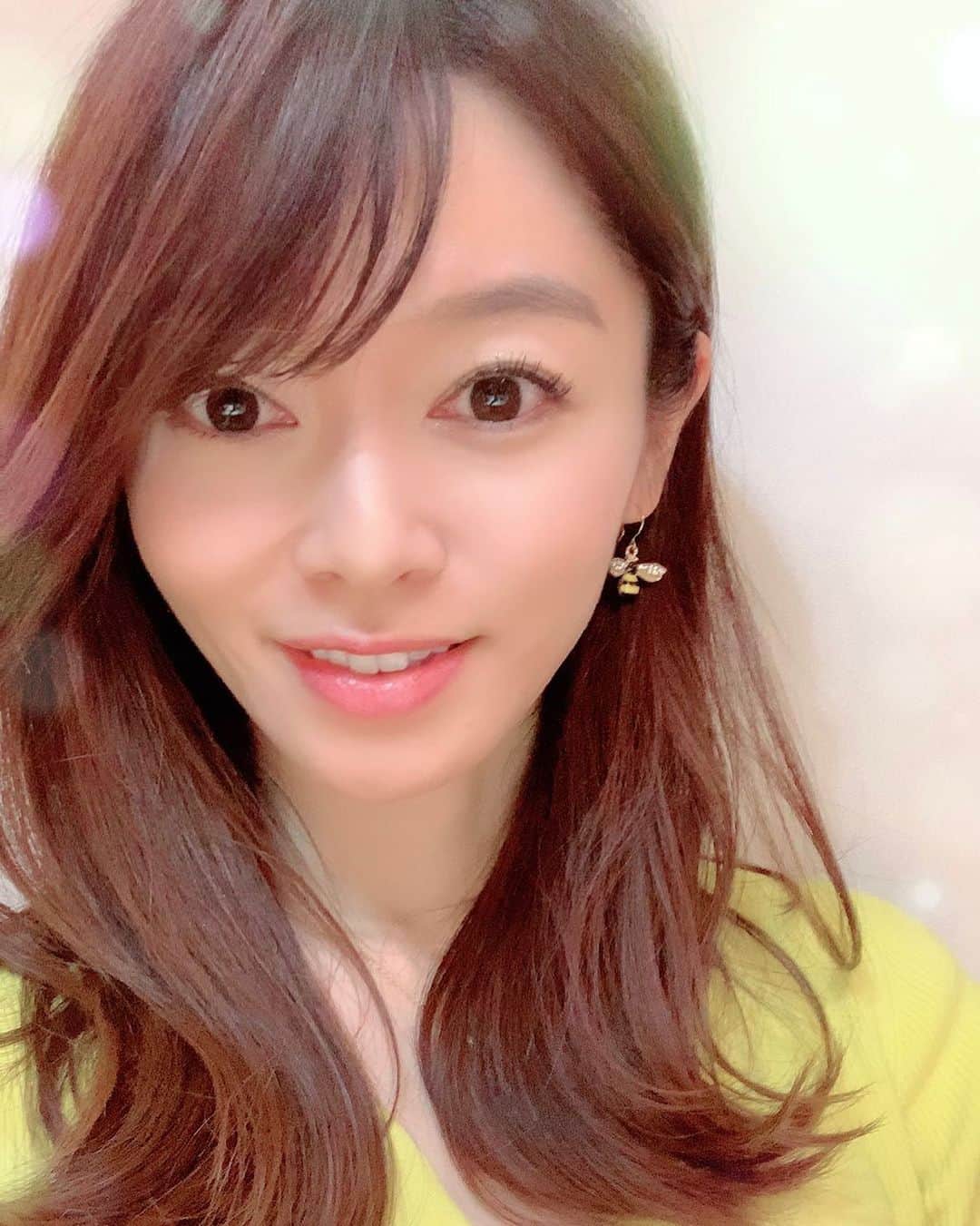 前田真理子のインスタグラム：「アナウンス時代にも様々な番組でピアスの提供をして頂いた、大好きな　@tanutanun  ねぇちゃま🌷 昨日付けた春を感じさせるピアスも気分が上がりまくりました🐝✨」