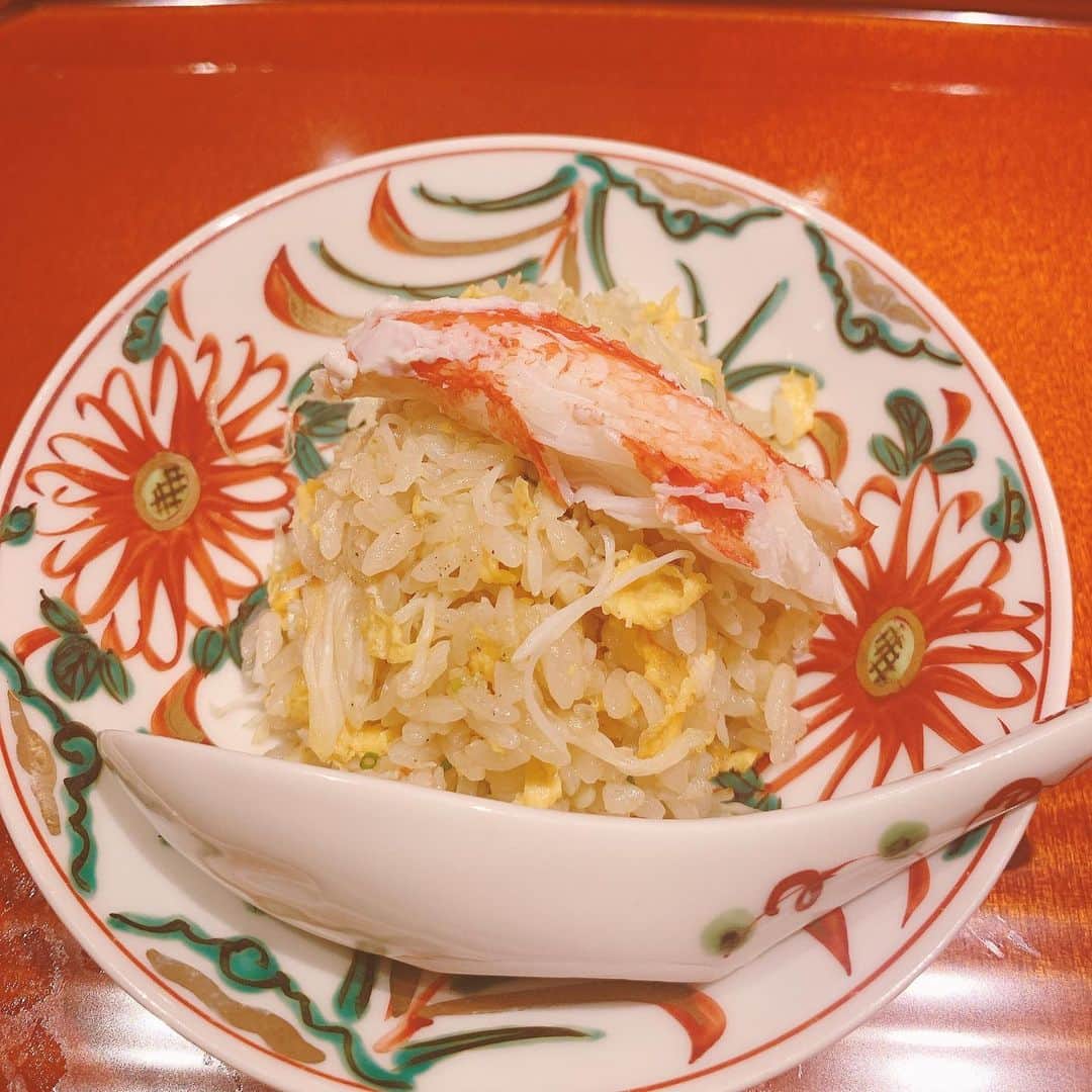 和泉佳子さんのインスタグラム写真 - (和泉佳子Instagram)「昨夜の口福💗 @いち太 . 写真を全部載せられないので、その一部を✨ . 立派な立派な蟹🦀は、お刺身などでいただいた後は、ナント！贅沢な蟹炒飯となって登場しました🥰 . そして、そして よくレストランにお気に入りのワインやシャンパンを持ち込みする事はありますが、昨夜は、ご一緒した肉山の　@nikuyama29 社長が、大きなお肉の塊りをお持ち込み下さって、焼いてもらうというサプライズ✨ . 柔らかくてジューシーなハラミのお肉と赤ワイン🍷とのマリアージュも最高でした💕 . 前々から訪れてみたかった「いち太」、期待通りの美味しい名店でした✨ . ご一緒させていただいた皆様、ありがとうございました😊💕 . . . #和泉佳子　#口福　#いち太　#ごちそうさまでした」2月12日 9時01分 - yoshiko_izumi