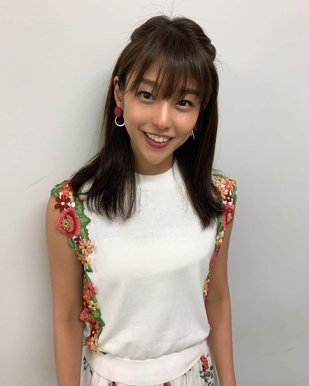 のインスタグラム：「🍓 おはようございます！ 着々と花粉症がやってきています…😣😣😣😣😣😣 そんな今夜【#東大王】﻿ #TBS 系列（19時〜）出演します👩🏽‍🎓✏️﻿ ﻿ 久しぶりの東大王、﻿ さらに問題がヒートアップしていました🥺 解けたらかっこよすぎる問題の数々…﻿🌸🕊✨🤍 みなさんもテレビの前で﻿ 一緒にチャレンジしてください🤭❣️❣️﻿ #あなたは#何問#解ける#😆 ﻿ 衣装﻿ #millioncarats」