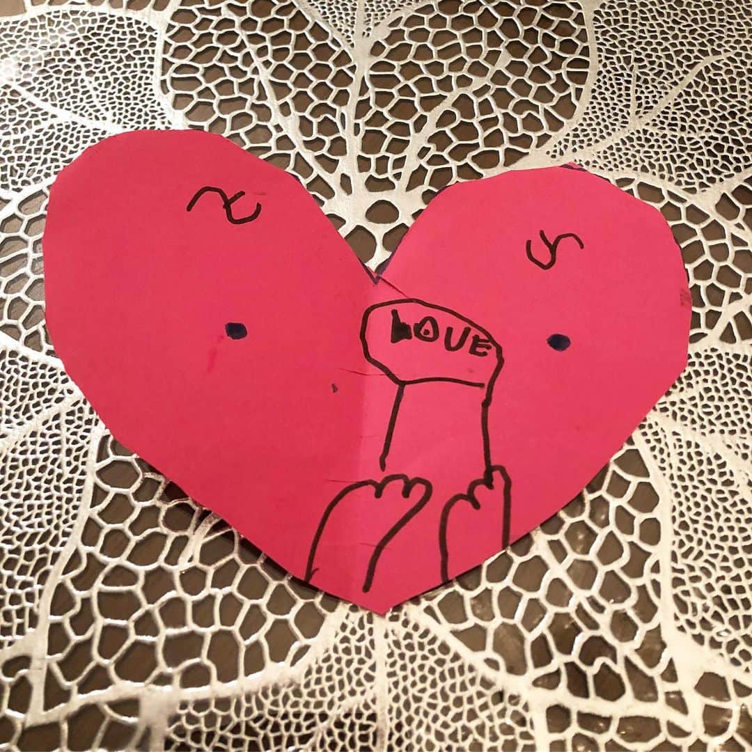 生島早織さんのインスタグラム写真 - (生島早織Instagram)「長男が・・・ ラブレター貰ってきた💌  詳しくはなにも教えてくれないけど😅 きっと、同じスクールバスで行く、席の近いあの子❤️ フランス人形の様なブルーの瞳の可愛い子❤️ 昨日見ていたら、その女の子が手にしていたものをしたに落としてしまったら、長男、迷い無く直ぐにシートベルトを緩め手を伸ばして『ハイどうぞ💕』 これはいつもやってるな😁  お返事書くの？  と、聞くと、『あとで！』って・・・ 私には内緒？笑  聞けば、クラスメートのお姉ちゃんらしい😁  やるなぁ〜 長男😁  今後の展開が楽しみ🤣  #双子育児 #双子ママ #海外生活 #海外育児 #スクールバス #初恋 #ラブレター #トリリンガル」2月12日 9時05分 - saori.ikushima