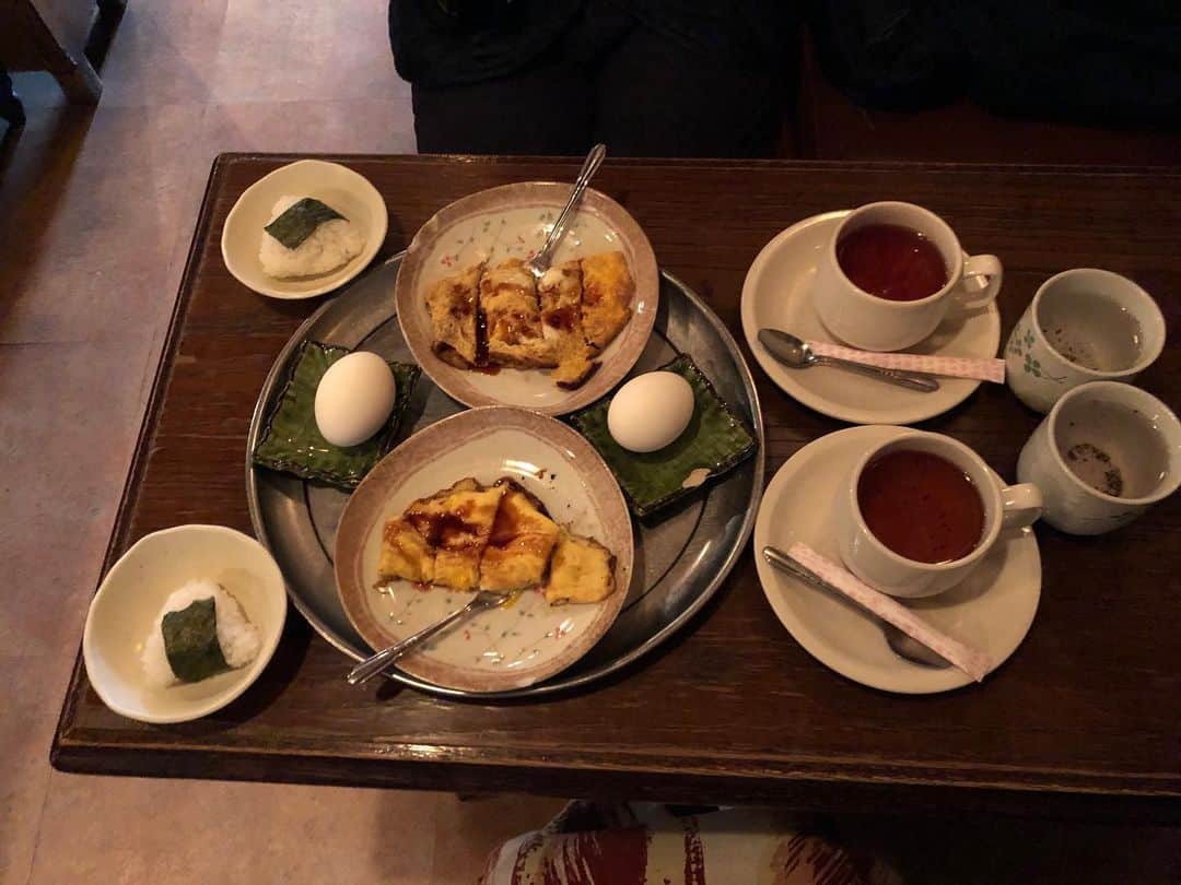 甲斐みのりさんのインスタグラム写真 - (甲斐みのりInstagram)「上田では3軒の喫茶店へ。 お昼に「日昌亭」で名物の焼きそば、ワンタンスープ、ラーメンを食べて満腹になりながら、「木の実」で180円のコーヒー。 それからすぐに「故郷」へも。席につくとコーヒー（または紅茶）がほぼ自動で出てきて、たっぷりの付き合わせがこちらならでは。一応メニュー表もあるけれど、所望した客への接し方を見ると、ここではどうやら無粋なようだ。※決して悪い意味ではありません※ この日は、1人300円の紅茶に、玉子焼き、ゆで卵、おにぎり、こぶ茶。耳心地のいいクラシック音楽を聞きながら待っていると「いまお菓子がきれているから、玉子焼きをつくろうか」と、お母さんがお父さんに相談する声が聞こえてきた。 帰り際「250円しか持っていないんだけど」という方が入ってきて、お母さんが「いいよ、いいよ、こっちは卵しかないんだから」と快く迎え入れていた。 70〜80歳くらいかなとおぼしきお父さんのファッションセンスがよく、どんな人生を歩んできたのか、話を聞いてみたい。 近所にあったらお菓子やパンのお裾分けを持って、きっと毎日通うだろう。  #喫茶喫茶喫茶 #旅のかけら上田」2月12日 9時07分 - minori_loule