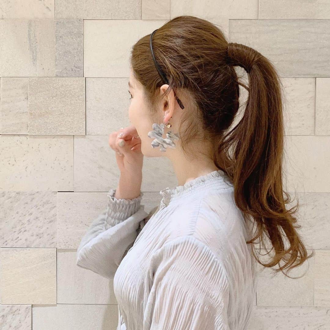 mina hinokuchiのインスタグラム：「. フラワーピアス🌼🌼 お店のみんなと色違いでget♡ . 私はピアス開いてないので、いつもイヤリングコンバーターでイヤリングに♪♪ ナイスな形のイヤリングコンバーターを最近発見したのでup📹 挿す所が縦に付いてて、ピアス部分を折り曲げて使うタイプ！これだとピアスと見え方変わらずに使える！✨すごい(2枚目) . フラワーピアスやボリュームのあるピアスは、引き続き今まで使ってるタイプのイヤリングコンバーターで変えて使ってます♪♪(3枚目) . #whoswhochico #salonbychico #フーズフーチコ #チコ #ピアス #イヤリングコンバーター」