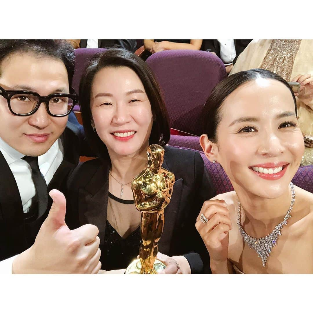 チョ・ヨジョンさんのインスタグラム写真 - (チョ・ヨジョンInstagram)「#theoscars2020 #parasite 🌟🥂」2月12日 9時18分 - lightyears81