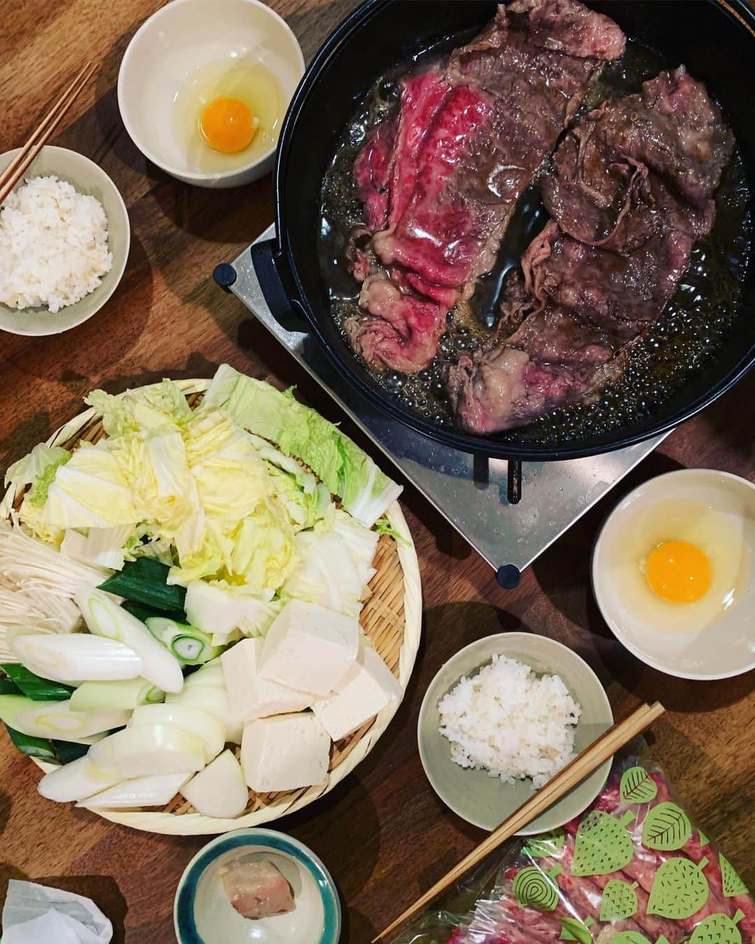 安田美沙子さんのインスタグラム写真 - (安田美沙子Instagram)「昨夜は頂いた但馬牛ですき焼き✨ 準備が簡単だし、とろけて美味しい😍 結局お肉メインで食べて、野菜が沢山余ったので。。。残りでお鍋か、野菜たっぷりの牛丼にしようかな。 但馬牛やさんの植田さん、いつもありがとうございます😌✨ . . . #instagood #instafood #dinner #japanese #すき焼き #但馬牛 #幸せでした #元気モリモリ #ありがとうございます #息子もお肉ーと叫んでいた」2月12日 9時19分 - yasuda_misako