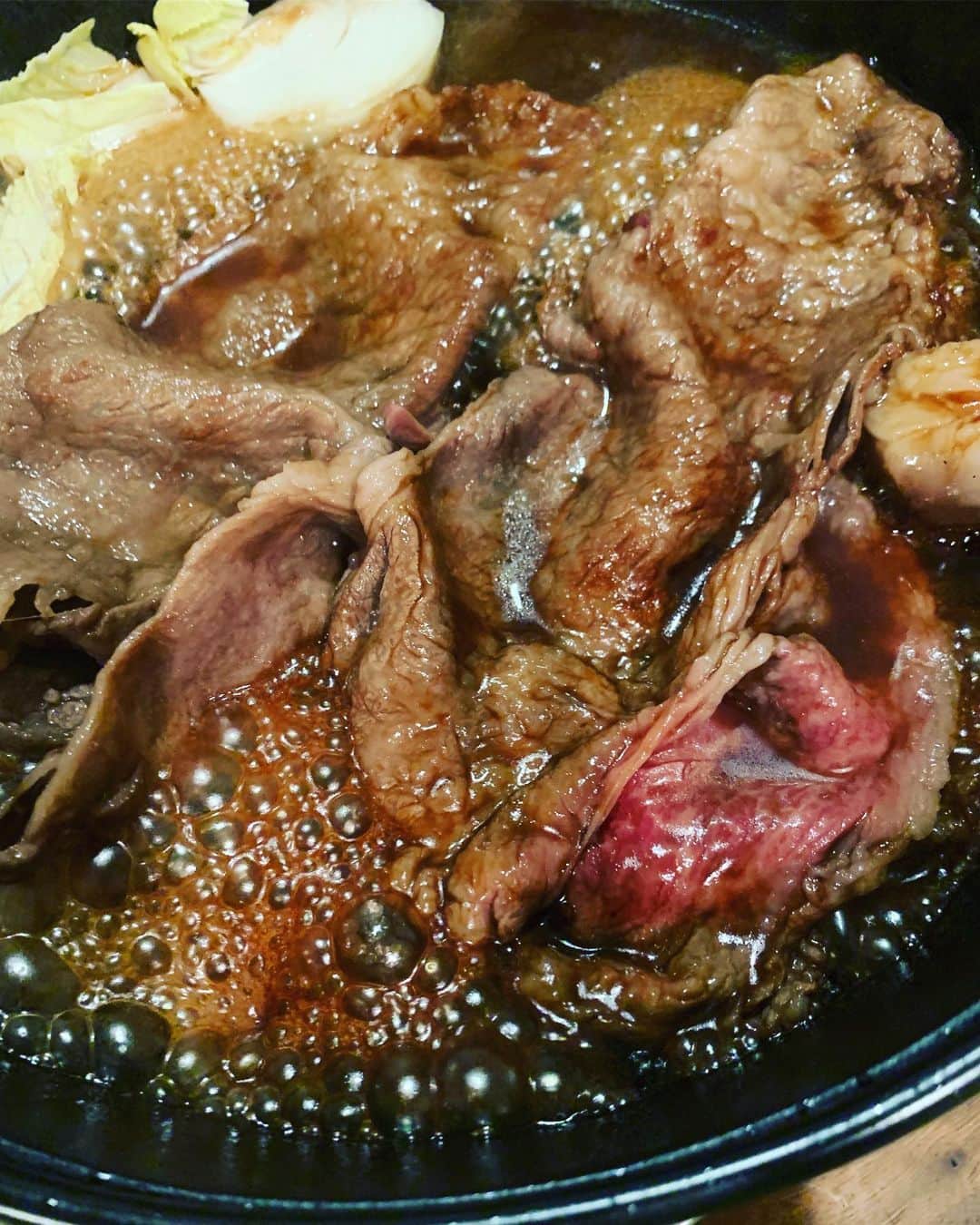 安田美沙子さんのインスタグラム写真 - (安田美沙子Instagram)「昨夜は頂いた但馬牛ですき焼き✨ 準備が簡単だし、とろけて美味しい😍 結局お肉メインで食べて、野菜が沢山余ったので。。。残りでお鍋か、野菜たっぷりの牛丼にしようかな。 但馬牛やさんの植田さん、いつもありがとうございます😌✨ . . . #instagood #instafood #dinner #japanese #すき焼き #但馬牛 #幸せでした #元気モリモリ #ありがとうございます #息子もお肉ーと叫んでいた」2月12日 9時19分 - yasuda_misako