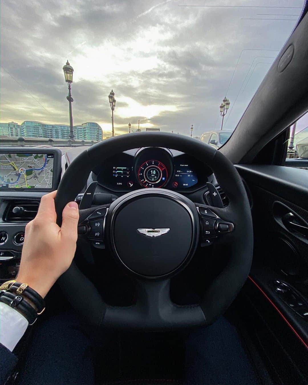 CARLiFESTYLEさんのインスタグラム写真 - (CARLiFESTYLEInstagram)「Sleek Aston Martin Edition Helicopter by Airbus 📸 by @tomclaeren, swipe for a flight video over London #AstonMartin」2月12日 9時22分 - carlifestyle