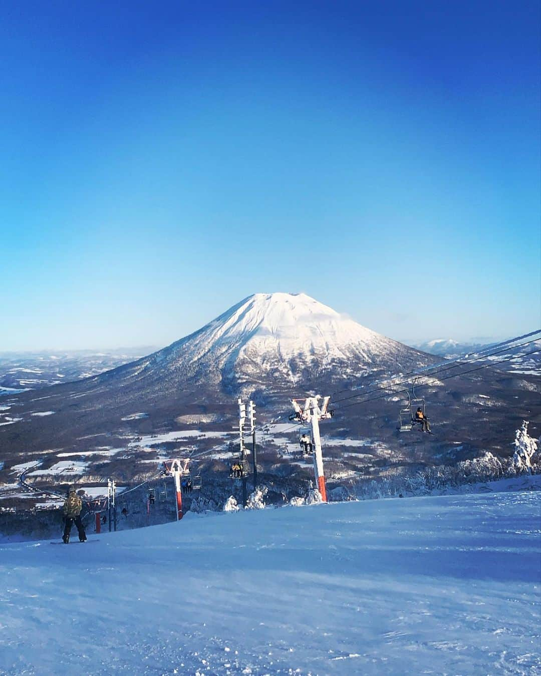 春菜めぐみさんのインスタグラム写真 - (春菜めぐみInstagram)「GM☀️ I'm in Niseko⛄️❄️ ． ． #OAKLEY のゴーグルの性能に 感動🥺❤️ おすすめだよ😊😊 ． ． #niseko #snowboard #shooting」2月12日 9時24分 - me_haruna.02