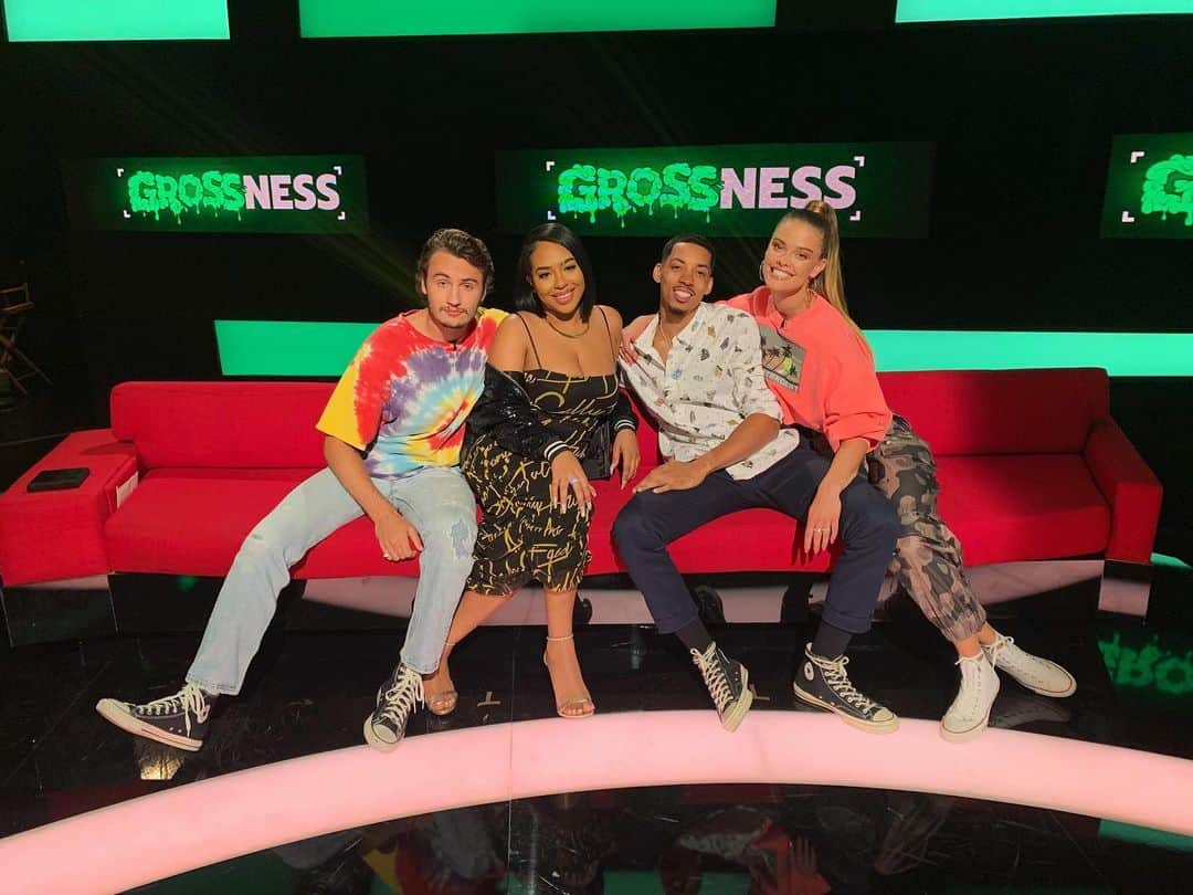 ニーナ・アグダルのインスタグラム：「... who can handle another one?! 🙋‍♀️ #mtvgrossness on TONIGHT right after a brand spanking new episode of @ridiculousness @mtv 10.30 pm EST, 10/9c 😬💚」
