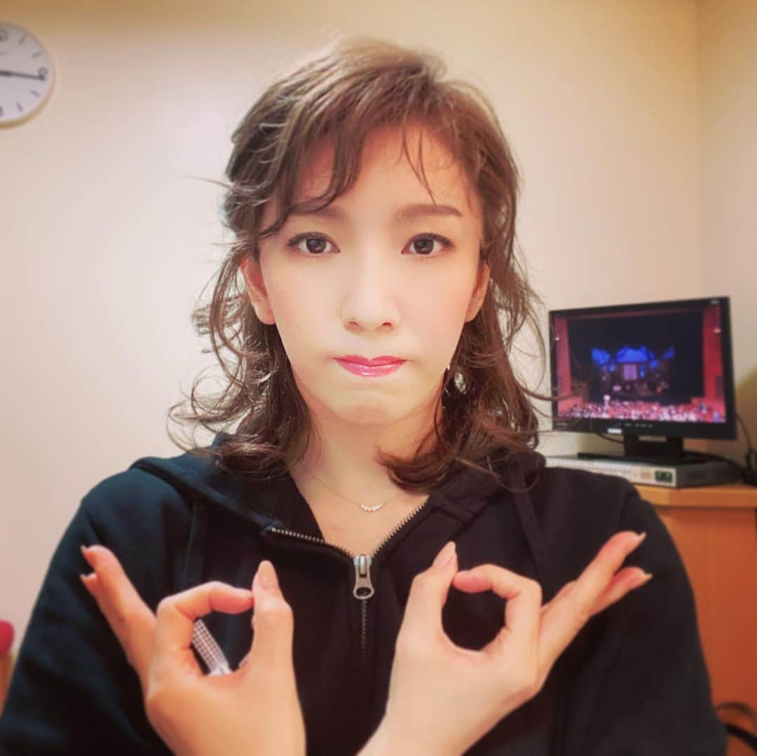 瀬奈じゅんさんのインスタグラム写真 - (瀬奈じゅんInstagram)「﻿ ﻿ 只今「黄昏」公演中。﻿ ﻿ 昨日は浦和、明日から大宮・桶川。﻿ ﻿ 埼玉翔ぶよ。﻿ ﻿ #黄昏　﻿ #翔んで埼玉﻿ #埼玉ポーズ﻿ #瀬奈じゅん」2月12日 9時53分 - junsena_official