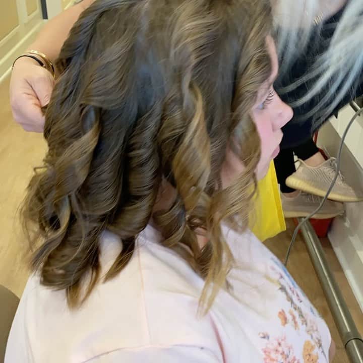 のインスタグラム：「I had so much fun getting my hair done with Felicity at the #Frozen2 x Drybar event! ✨ Frozen 2 is now available on Digital & Movies Anywhere. Get it today at the link in my bio! ❄️ #ad」