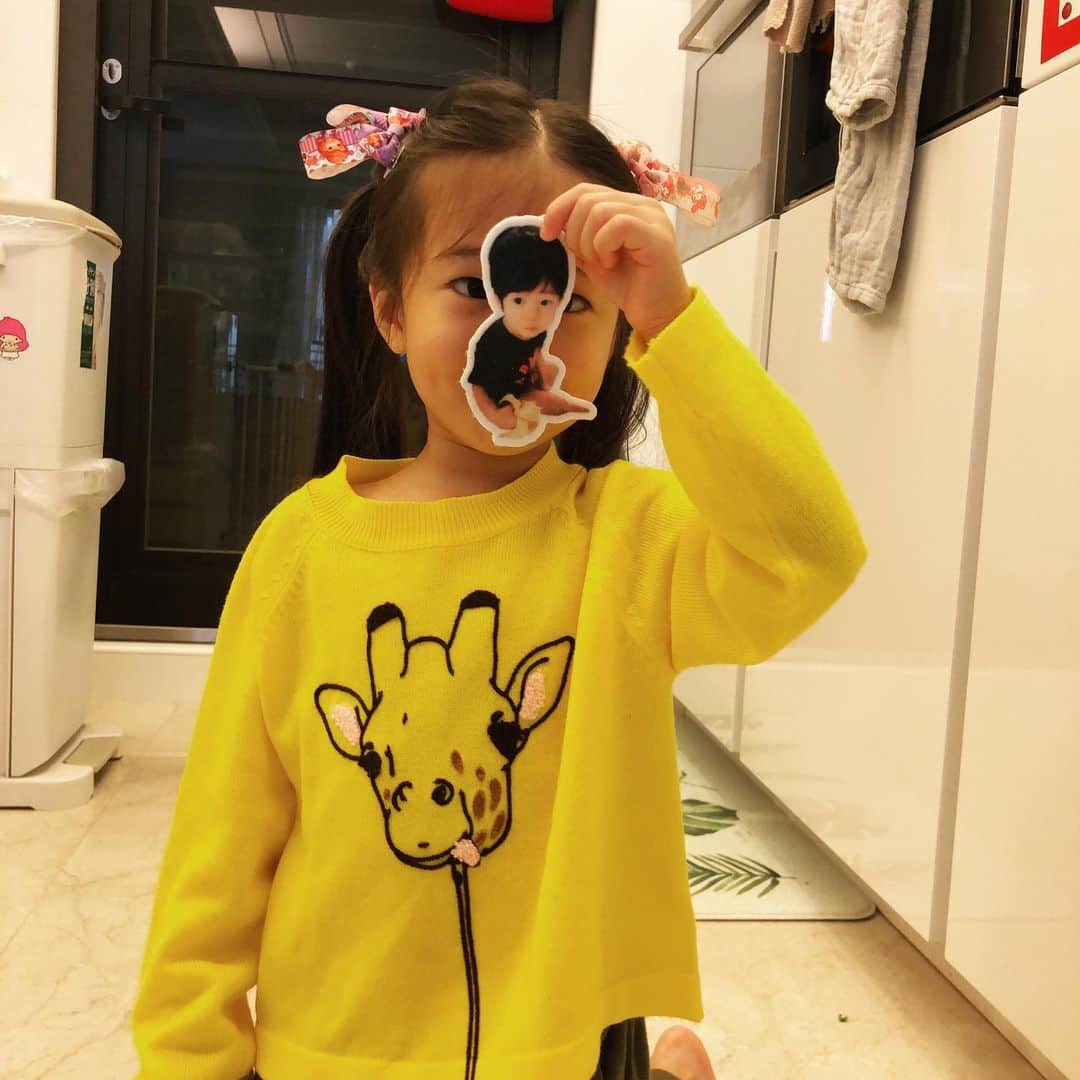 ソニア・スイさんのインスタグラム写真 - (ソニア・スイInstagram)「某次藉著一顆綠色橘子，為Max和嚕喜正式介紹了黴菌。接下來的好陣子，他們會瘋狂要求看各種黴菌圖，尤其鍾愛顯微鏡下科幻又美麗的超清版。  有一天，決定帶嚕喜小姐去看個皮膚專科，因為她臉頰上老是有塊紅疹反反覆覆好不了，就算照著之前醫師開的類固醇擦，還是時好時壞。  結果一進剛剛開門的皮膚診所，嚕喜就急著找廁所。但依照莫非定律，當妳越急、廁所就越是有人。只見她夾著雙腿在廁所門口跳啊跳，終於門開了，嚕喜也立刻往裡衝。  後來回到診間外等侯，我們看著牆上的電視裡播放的診所廣告打發時間。只見一位文質彬彬的男醫師正專業的講解皮膚相關問題。突然嚕喜小姐指著電視大聲說：是他剛剛在上廁所！  Ok～緊接著我們就被剛上完廁所又慘被小人兒記仇的醫生叫進診間了。  醫生端詳了一會兒嚕喜的臉然後宣布：「這不是濕疹哦，是黴菌感染，要擦藥。」於是我們就拿藥出了診所。 這時，卻見嚕喜小姐一臉興奮莫名：  我。。我要跟哥哥說，我的臉。。發霉了🎉  #臉發霉 #也可以是件值得開心的事 #😂 #看事情的角度 #決定我們的快樂與否💕」2月12日 10時22分 - suitangtang