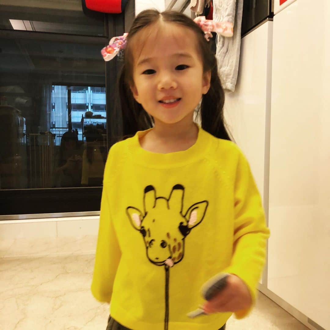 ソニア・スイさんのインスタグラム写真 - (ソニア・スイInstagram)「某次藉著一顆綠色橘子，為Max和嚕喜正式介紹了黴菌。接下來的好陣子，他們會瘋狂要求看各種黴菌圖，尤其鍾愛顯微鏡下科幻又美麗的超清版。  有一天，決定帶嚕喜小姐去看個皮膚專科，因為她臉頰上老是有塊紅疹反反覆覆好不了，就算照著之前醫師開的類固醇擦，還是時好時壞。  結果一進剛剛開門的皮膚診所，嚕喜就急著找廁所。但依照莫非定律，當妳越急、廁所就越是有人。只見她夾著雙腿在廁所門口跳啊跳，終於門開了，嚕喜也立刻往裡衝。  後來回到診間外等侯，我們看著牆上的電視裡播放的診所廣告打發時間。只見一位文質彬彬的男醫師正專業的講解皮膚相關問題。突然嚕喜小姐指著電視大聲說：是他剛剛在上廁所！  Ok～緊接著我們就被剛上完廁所又慘被小人兒記仇的醫生叫進診間了。  醫生端詳了一會兒嚕喜的臉然後宣布：「這不是濕疹哦，是黴菌感染，要擦藥。」於是我們就拿藥出了診所。 這時，卻見嚕喜小姐一臉興奮莫名：  我。。我要跟哥哥說，我的臉。。發霉了🎉  #臉發霉 #也可以是件值得開心的事 #😂 #看事情的角度 #決定我們的快樂與否💕」2月12日 10時22分 - suitangtang