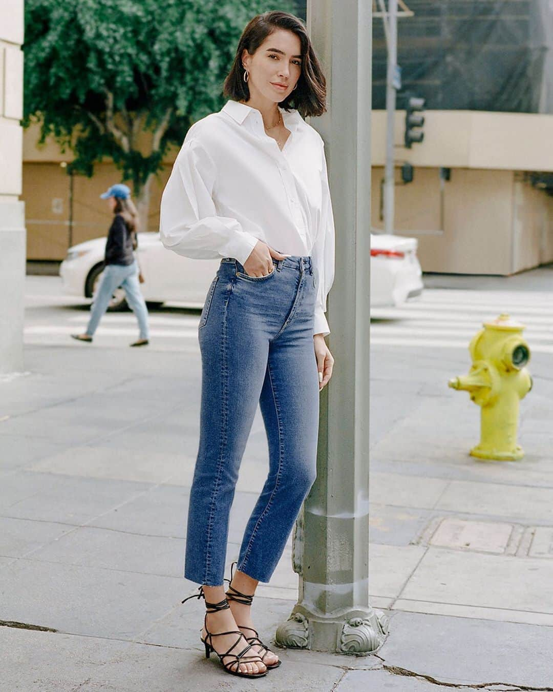 H&Mさんのインスタグラム写真 - (H&MInstagram)「Go from work to weekend in smart-stretch Embrace denim 💙 @brittanyxavier #HM  Denim: 0844915001 Shirt: 0843752001 Shoes: 0831623001」2月12日 10時15分 - hm