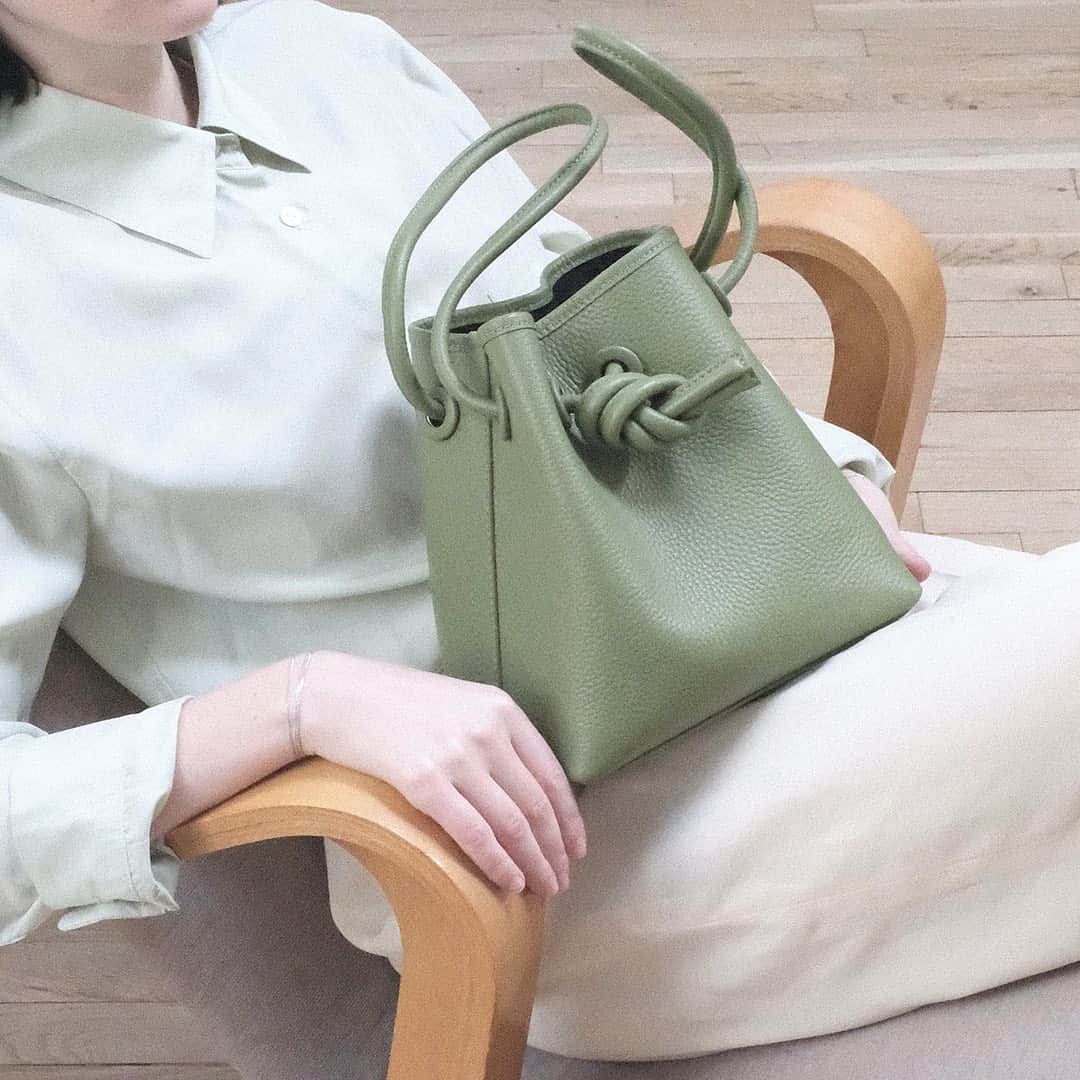 のインスタグラム：「Bondの新色Mossは絶妙なミルキーカラーの優しいグリーンです。  #vasic #bond #bondmini #bondminimini #moss #2waybag #vasicnews」