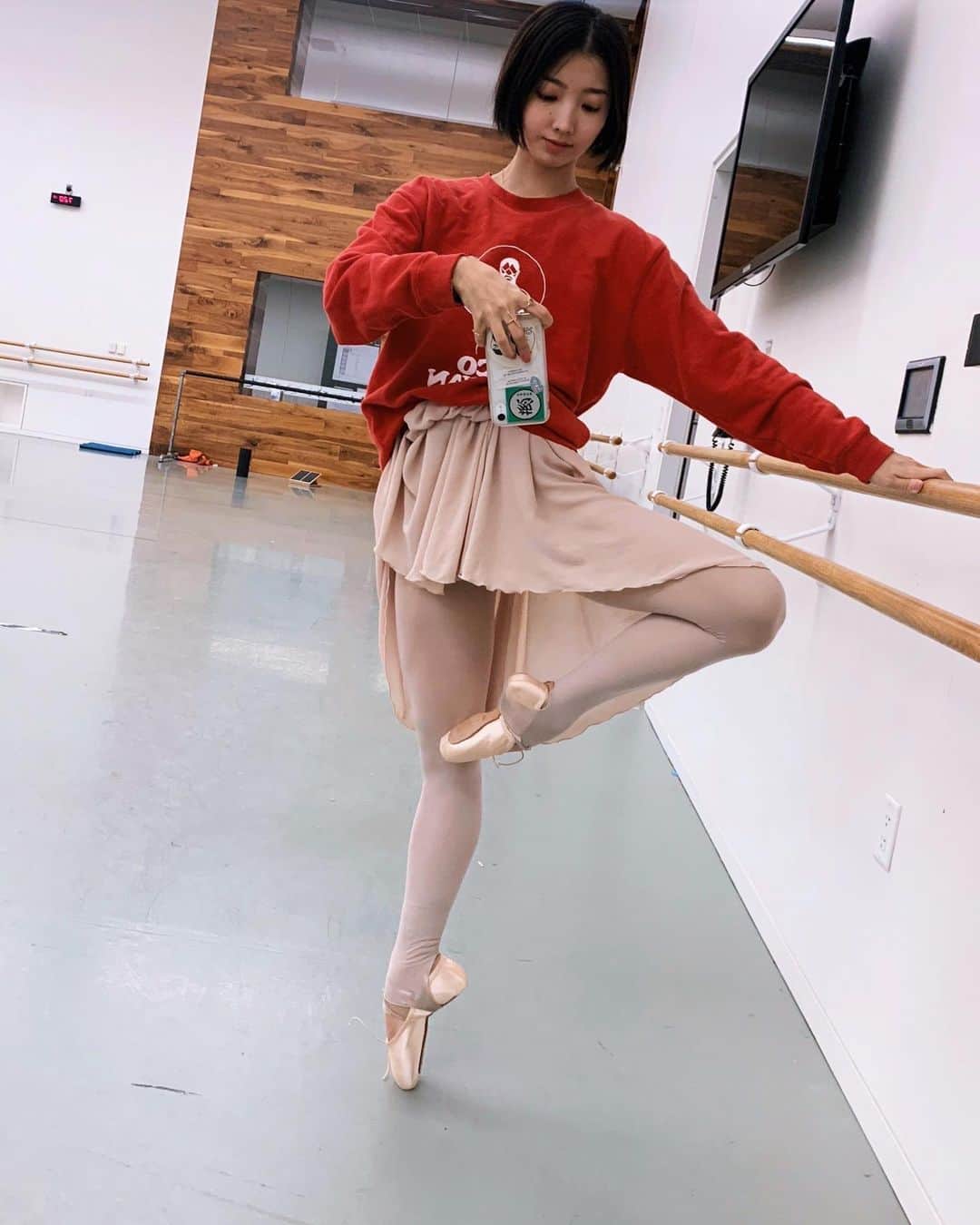 飯島望未のインスタグラム：「Trying out new shoes @blochdanceusa  Thank you aoi-chan💗 @aoi__fujiwara25」
