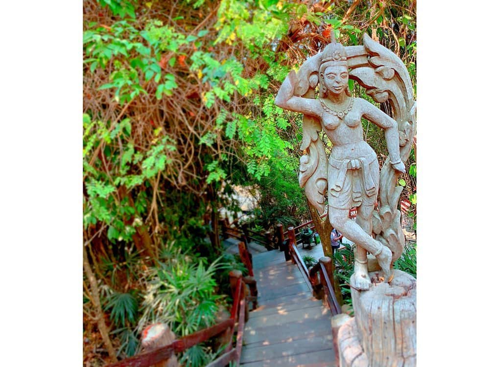 百合華さんのインスタグラム写真 - (百合華Instagram)「タイのパタヤにある『The Sanctuary of Truth』へ行ってきました🎶﻿ ﻿ アジア各国の宗教や神話が１つに集められた究極の寺院との事で、いつかは絶対に訪れたかった魅惑のパワースポット✨✨✨ ﻿ ﻿ 寺院の入り口が高台にあるのでそこから望める青い空と海と緑とのコントラストがとっても美しくまるで絵画のようでした🛕💕 ﻿ ﻿ 寺院の隣にはオープンテラスなカフェ🍉﻿ ﻿ 象乗り体験やアトラクション系も充実しているので、長時間滞在していても全く飽きないオススメの観光名所です🥰﻿ ﻿ #thailand ﻿ #タイ﻿ #pattaya﻿ #パタヤ﻿ #thesanctuaryoftruth﻿ #サンクチュアリーオブトゥルース ﻿ #真実の聖域﻿ #powerspot ﻿ #パワースポット ﻿ #観光名所﻿ #trip﻿ #tripgram ﻿ #travel ﻿ #travelgram ﻿ #神秘的﻿ #寺院﻿ #アジアのサグラダファミリア ﻿ #彫刻﻿ #芸術﻿ #建築物﻿ #女子旅﻿ #タビジョ﻿」2月12日 10時44分 - yurika.lovelily