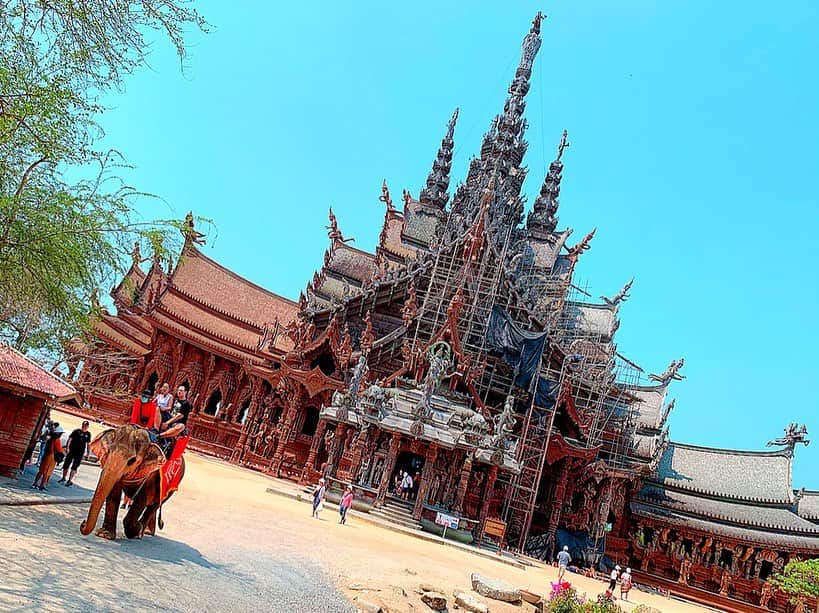 百合華さんのインスタグラム写真 - (百合華Instagram)「タイのパタヤにある『The Sanctuary of Truth』へ行ってきました🎶﻿ ﻿ アジア各国の宗教や神話が１つに集められた究極の寺院との事で、いつかは絶対に訪れたかった魅惑のパワースポット✨✨✨ ﻿ ﻿ 寺院の入り口が高台にあるのでそこから望める青い空と海と緑とのコントラストがとっても美しくまるで絵画のようでした🛕💕 ﻿ ﻿ 寺院の隣にはオープンテラスなカフェ🍉﻿ ﻿ 象乗り体験やアトラクション系も充実しているので、長時間滞在していても全く飽きないオススメの観光名所です🥰﻿ ﻿ #thailand ﻿ #タイ﻿ #pattaya﻿ #パタヤ﻿ #thesanctuaryoftruth﻿ #サンクチュアリーオブトゥルース ﻿ #真実の聖域﻿ #powerspot ﻿ #パワースポット ﻿ #観光名所﻿ #trip﻿ #tripgram ﻿ #travel ﻿ #travelgram ﻿ #神秘的﻿ #寺院﻿ #アジアのサグラダファミリア ﻿ #彫刻﻿ #芸術﻿ #建築物﻿ #女子旅﻿ #タビジョ﻿」2月12日 10時44分 - yurika.lovelily