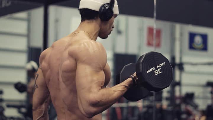 Steven Kellyのインスタグラム：「💪🏼3 QUICK AND EASY Bicep exercises💪🏼 Get those 3D arms going!  1) Rotating bicep curls 4 x 12-15 *Don’t swing your arms, nice and controlled. Elbows tight. .  2) Seated rope bicep curls  3 x 10-12 *keep your back straight, elbows tight!  3) Assisted bicep curl machine  3 x 8-12 *All the way down, all the way up. Squeeze Bicep at the top of your rep! Controlled.. Leg Day next video? Comment what you want to see next! Save this video so you can give it a go next time 💪🏼」