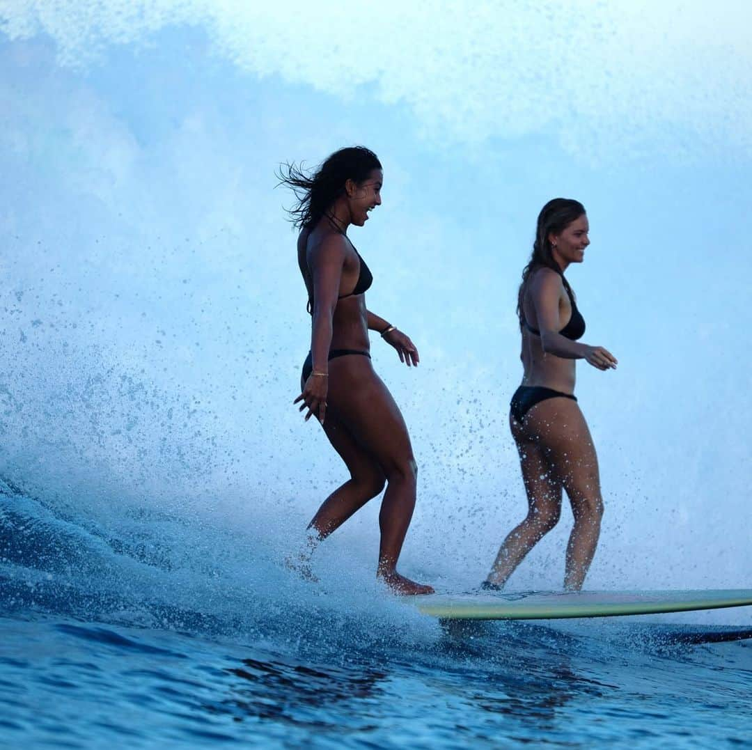 ケリア・モニーツさんのインスタグラム写真 - (ケリア・モニーツInstagram)「Love a party with @brunasschmitz 🎏 @Roxy #ROXYEarlySurf pc: @ryanheywood」2月12日 10時51分 - keliamoniz