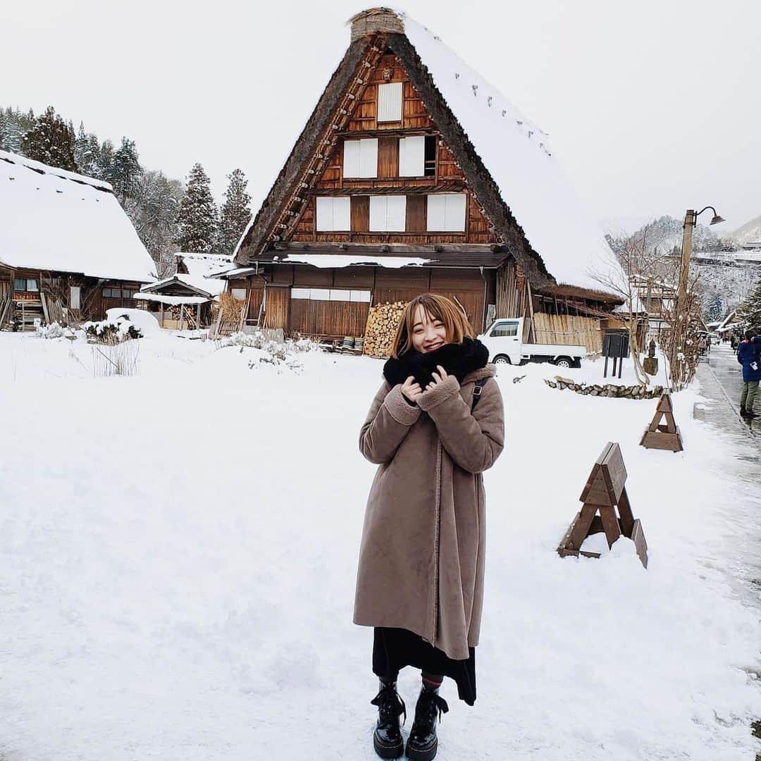 齊藤美沙貴さんのインスタグラム写真 - (齊藤美沙貴Instagram)「ついた初日は暖かくて屋根に 残る雪も少なかったんだけど 夜からすごく雪が降ってくれて 念願の雪化粧された合掌造り見れました🥰 ㅤㅤㅤㅤㅤㅤㅤㅤㅤㅤㅤㅤㅤ ご飯の器から、合掌造りになってて かわいかった🥰 温泉旅行はのんびりに限るなあと しみじみ思ったよい旅でした。 ㅤㅤㅤㅤㅤㅤㅤㅤㅤㅤㅤㅤㅤ ㅤㅤㅤㅤㅤㅤㅤㅤㅤㅤㅤㅤㅤ #岐阜#白川郷#合掌造り」2月12日 10時58分 - misya_kids