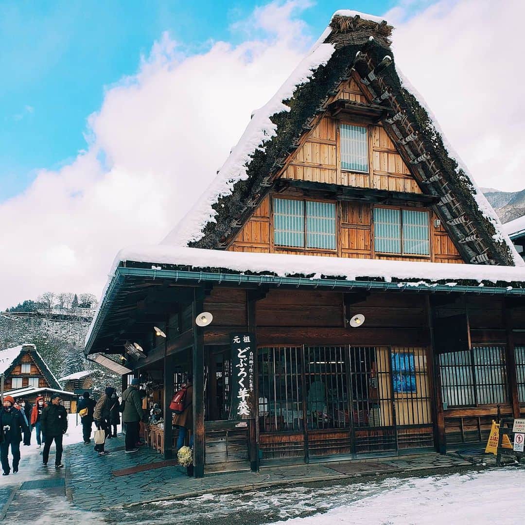 齊藤美沙貴さんのインスタグラム写真 - (齊藤美沙貴Instagram)「ついた初日は暖かくて屋根に 残る雪も少なかったんだけど 夜からすごく雪が降ってくれて 念願の雪化粧された合掌造り見れました🥰 ㅤㅤㅤㅤㅤㅤㅤㅤㅤㅤㅤㅤㅤ ご飯の器から、合掌造りになってて かわいかった🥰 温泉旅行はのんびりに限るなあと しみじみ思ったよい旅でした。 ㅤㅤㅤㅤㅤㅤㅤㅤㅤㅤㅤㅤㅤ ㅤㅤㅤㅤㅤㅤㅤㅤㅤㅤㅤㅤㅤ #岐阜#白川郷#合掌造り」2月12日 10時58分 - misya_kids