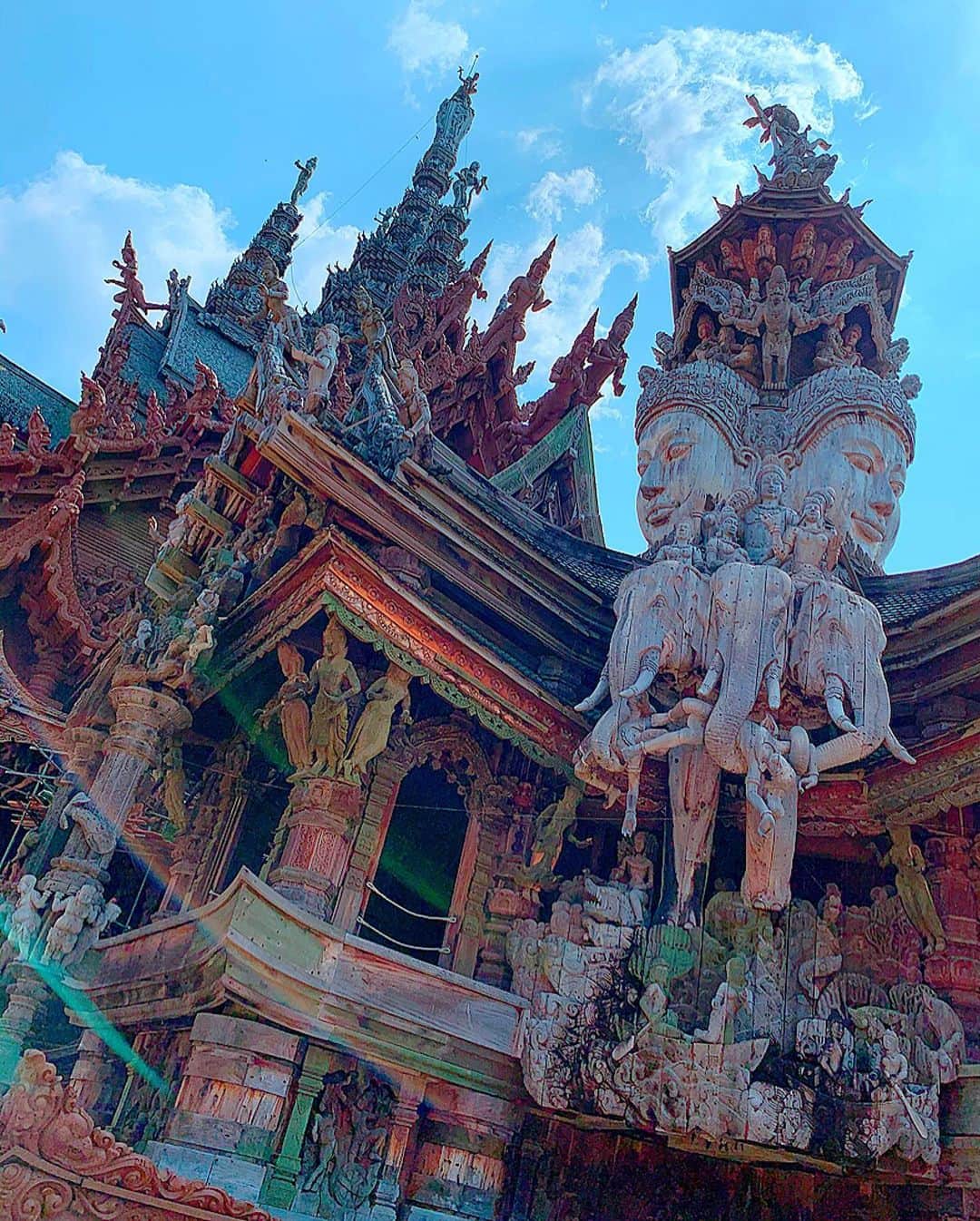 百合華さんのインスタグラム写真 - (百合華Instagram)「『The Sanctuary of Truth』の内部も隈なく見学してきました🎶 ﻿ ﻿ 『真実の聖域』と名付けられた巨大な木造建築物は正にアジアのサグラダファミリア✨✨✨ ﻿ ﻿ とっても繊細で美しい彫刻が施された寺院はどこをとってもアメージングな世界観で、時間の経過を忘れてしまうくらいずっとみていられる芸術性豊かな空間で御座いました❤️﻿ ﻿ #thailand ﻿ #タイ﻿ #pattaya﻿ #パタヤ﻿ #thesanctuaryoftruth﻿ #サンクチュアリーオブトゥルース ﻿ #真実の聖域﻿ #powerspot ﻿ #パワースポット ﻿ #観光名所﻿ #trip﻿ #tripgram ﻿ #travel ﻿ #travelgram ﻿ #神秘的﻿ #寺院﻿ #アジアのサグラダファミリア ﻿ #彫刻﻿ #芸術﻿ #建築物﻿ #内部﻿ #女子旅﻿ #タビジョ﻿」2月12日 11時04分 - yurika.lovelily