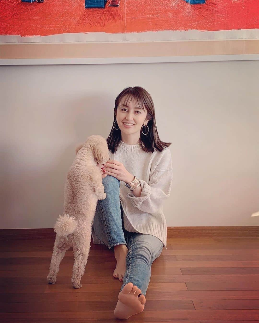 矢田亜希子さんのインスタグラム写真 - (矢田亜希子Instagram)「今日もいいお天気‼︎ #toypoodle #トイプードル#愛犬#癒し ニットは @drawerofficial  ピアスは @vendomeaoyama_official  #kengokuma  デニム は @ysl  #サンローラン　 そして、 【オンエア】 2020年2月12日(水)20：00〜21：57 TBS『世界くらべてみたら』 です☆」2月12日 11時14分 - akiko_yada