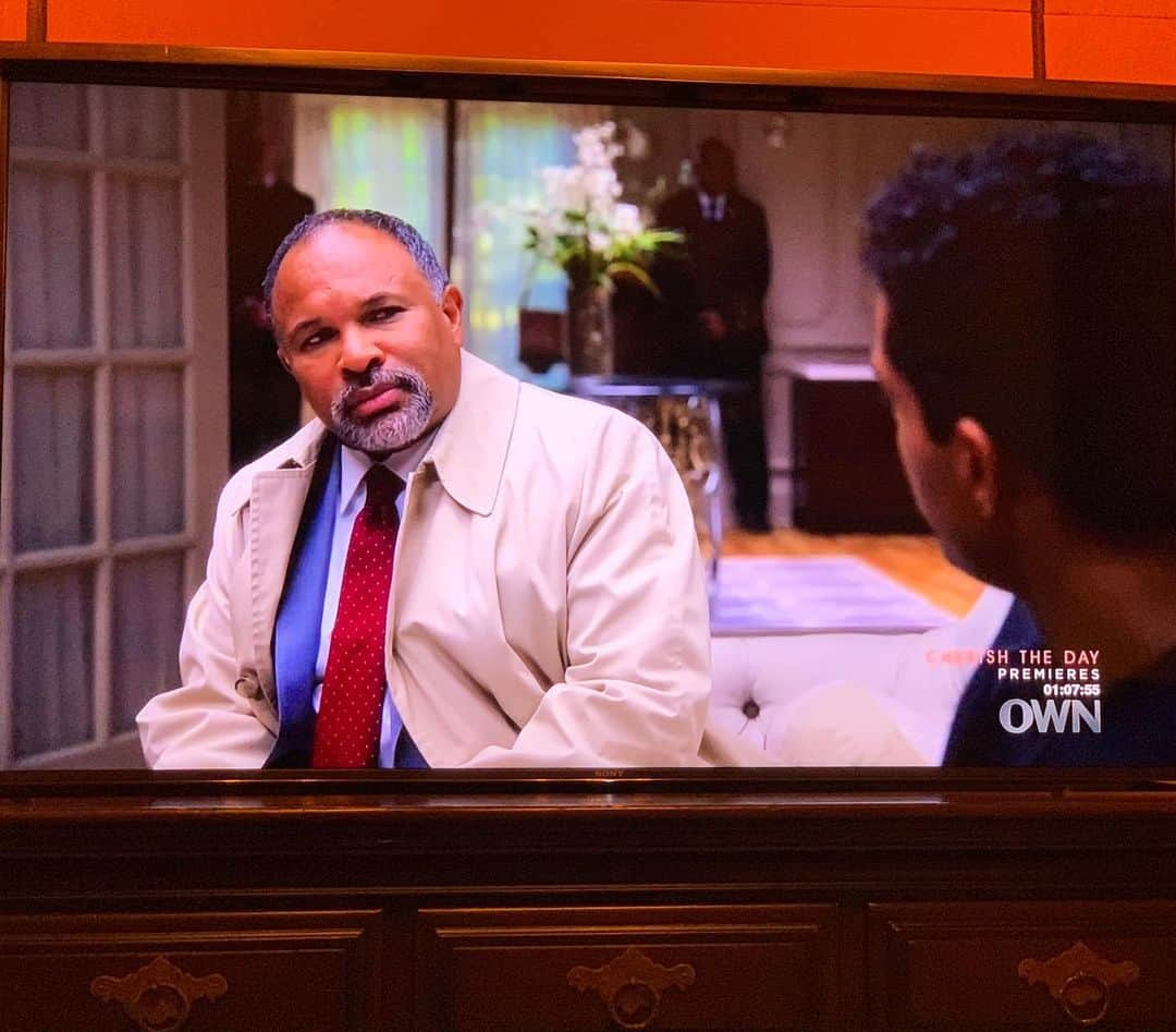 タイラー・ペリーさんのインスタグラム写真 - (タイラー・ペリーInstagram)「Forgot to tell you that Geoffrey Owens made his HAVES debut last week. Thank you to the millions who watched it. I’m so proud of him! What a great job. #HAHN @iamgeoffreyowens」2月12日 11時15分 - tylerperry