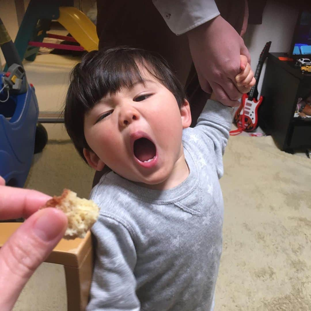 ゆみみさんのインスタグラム写真 - (ゆみみInstagram)「食い意地。  #子育て日記 #育児 #育児日記 #子育てぐらむ #2歳 #息子 #令和元年 #ママ #ママリ #おやばか部#ママスタ #コドモノ #ママタス #コドモ #ママライフ #ママびより #ママリミニ #ママノコ  #子供 #ママリ絵日記 #ママリ」2月12日 11時23分 - yumimi76