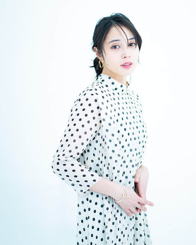朝倉 豊のインスタグラム：「【ダ・ヴィンチ】 2020年3月号「あの人と本の話③」 photo: #干川修 氏 model: #広瀬アリス 氏 hairmake: #木内真奈美 氏 #mywork ※詳細は誌面にて #AI崩壊」