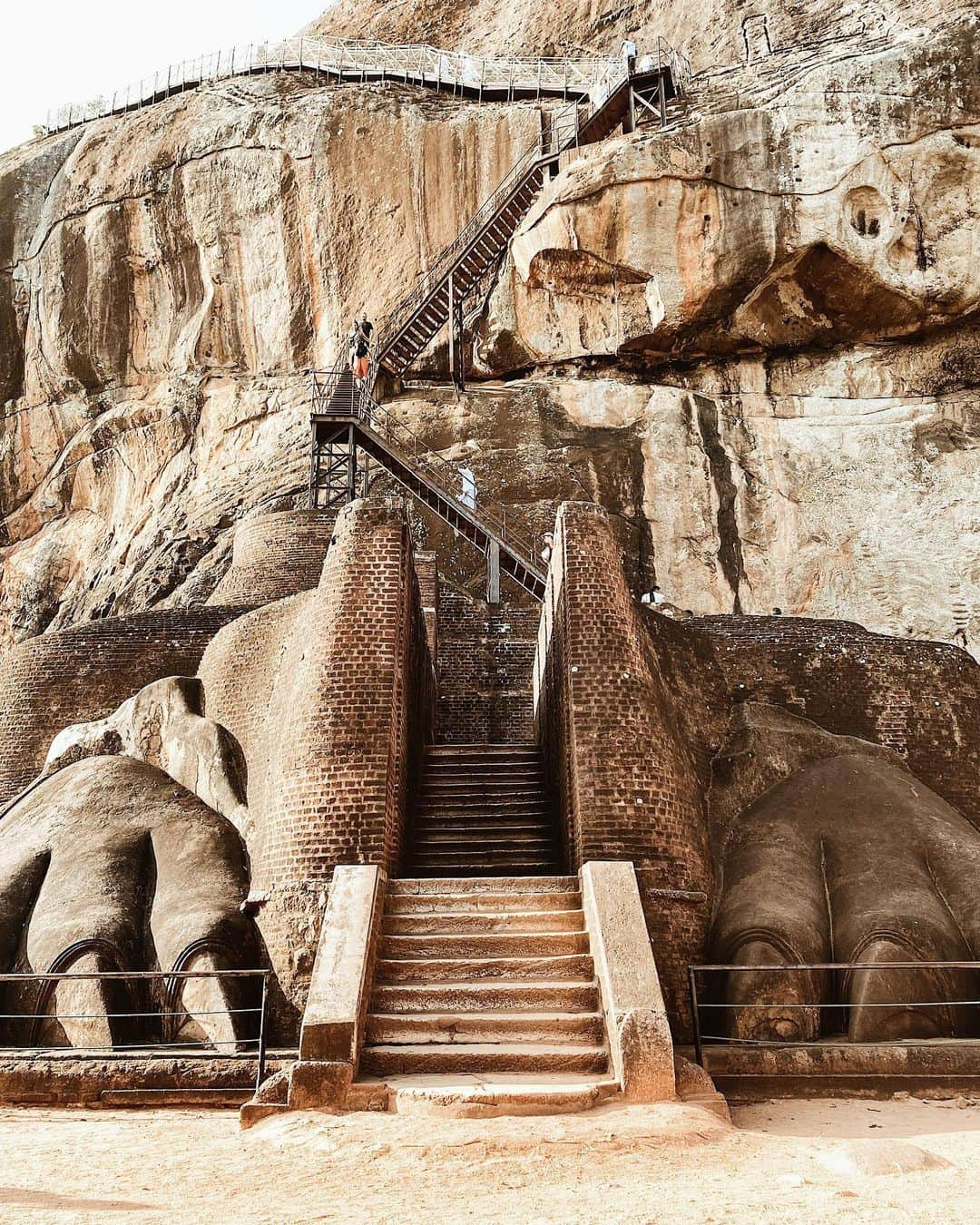 三浦大地さんのインスタグラム写真 - (三浦大地Instagram)「空中宮殿 Sigiriya Rock  広大なジャングルの中に突如ある巨大な岩。  その上には宮殿跡やフレスコ画。  素晴らしい景色のこの宮殿は朽ち果て、今では観光地。  いつも古代遺跡や歴史を見て思う事。  一体何故、現代で発見されるまで存続しなかったのか？  何故、受け継がれず一度消えたのか？  過去から今の間の人間達は何処にいたのか？  僕なりの見解がある。  昔発達した文明は神と言われるものが身近だった。  ただ、そこからどこかで人に歪みがでて、権力やエゴが生まれ、争いが始まり文明が終わる。  今、また観光地などとして遺跡が現れはじめ沢山の人間の目に入るようになったのは、その歴史を繰り返さないように滅びた文明を見て学びなさい、と言われている気がしている。  きっと今その時期なんだと思う。  自然は一度歴史を包み隠していた。  エゴや権力や争いをリセットするために。  自然はいつだって全てわかっている。  そんな気がしてる。  #sigiriyarock #srilanka #大地球散歩」2月12日 11時28分 - daichi_1127