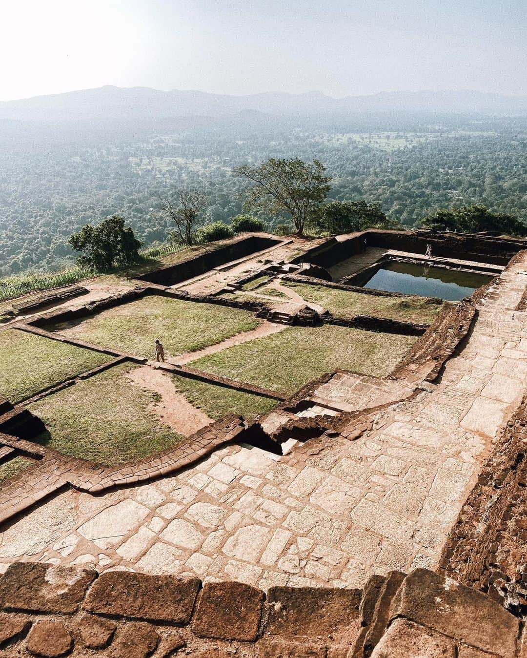 三浦大地さんのインスタグラム写真 - (三浦大地Instagram)「空中宮殿 Sigiriya Rock  広大なジャングルの中に突如ある巨大な岩。  その上には宮殿跡やフレスコ画。  素晴らしい景色のこの宮殿は朽ち果て、今では観光地。  いつも古代遺跡や歴史を見て思う事。  一体何故、現代で発見されるまで存続しなかったのか？  何故、受け継がれず一度消えたのか？  過去から今の間の人間達は何処にいたのか？  僕なりの見解がある。  昔発達した文明は神と言われるものが身近だった。  ただ、そこからどこかで人に歪みがでて、権力やエゴが生まれ、争いが始まり文明が終わる。  今、また観光地などとして遺跡が現れはじめ沢山の人間の目に入るようになったのは、その歴史を繰り返さないように滅びた文明を見て学びなさい、と言われている気がしている。  きっと今その時期なんだと思う。  自然は一度歴史を包み隠していた。  エゴや権力や争いをリセットするために。  自然はいつだって全てわかっている。  そんな気がしてる。  #sigiriyarock #srilanka #大地球散歩」2月12日 11時28分 - daichi_1127