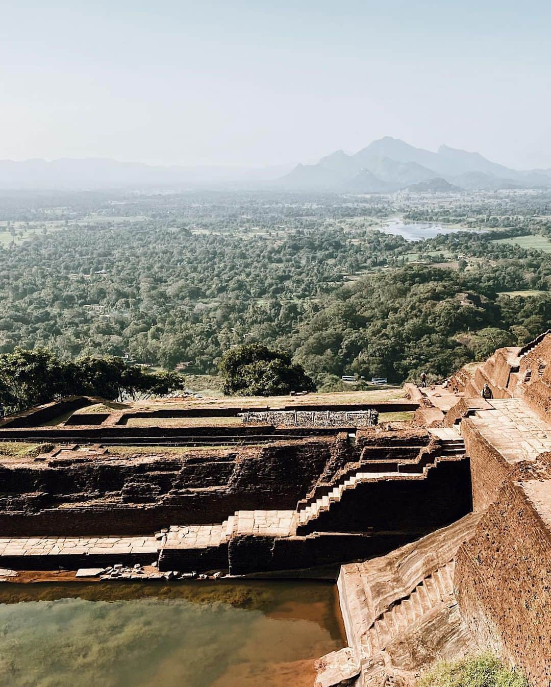 三浦大地さんのインスタグラム写真 - (三浦大地Instagram)「空中宮殿 Sigiriya Rock  広大なジャングルの中に突如ある巨大な岩。  その上には宮殿跡やフレスコ画。  素晴らしい景色のこの宮殿は朽ち果て、今では観光地。  いつも古代遺跡や歴史を見て思う事。  一体何故、現代で発見されるまで存続しなかったのか？  何故、受け継がれず一度消えたのか？  過去から今の間の人間達は何処にいたのか？  僕なりの見解がある。  昔発達した文明は神と言われるものが身近だった。  ただ、そこからどこかで人に歪みがでて、権力やエゴが生まれ、争いが始まり文明が終わる。  今、また観光地などとして遺跡が現れはじめ沢山の人間の目に入るようになったのは、その歴史を繰り返さないように滅びた文明を見て学びなさい、と言われている気がしている。  きっと今その時期なんだと思う。  自然は一度歴史を包み隠していた。  エゴや権力や争いをリセットするために。  自然はいつだって全てわかっている。  そんな気がしてる。  #sigiriyarock #srilanka #大地球散歩」2月12日 11時28分 - daichi_1127