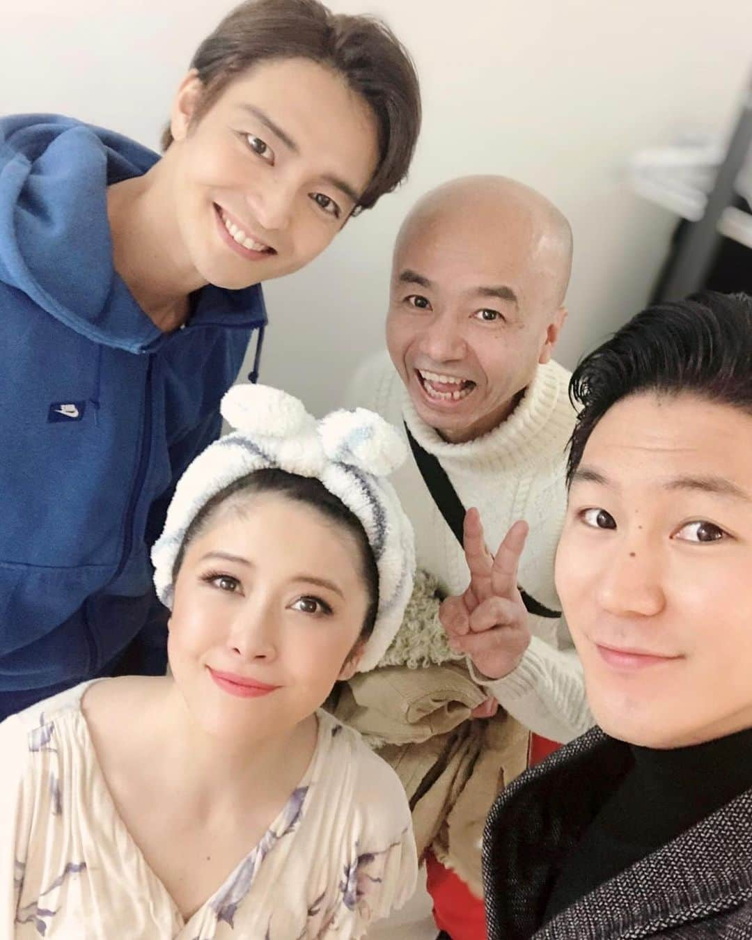 小野田龍之介さんのインスタグラム写真 - (小野田龍之介Instagram)「WestSideStory🕺💃 先日season2拝見しました🎶 この間までseason1に出演していたので、 まぁリラックスして一観客としてはいられませんね😂 自分が一緒に出ているかのように力が入って 終演後には…くたびれました💦笑笑  っていうふざけた話はさておき‼️ 色々な事を考え思いながら観てましたが、 やはりこの作品の音楽と身体表現におけるドラマ性 本当に素晴らしいなと思い感動しました🥺 ＊ ＊ ＊ #ミュージカル #ウェストサイドストーリー  #musical #westsidestory  #ステアラ #wss #season2  #村上虹郎 #森崎ウィン  #宮澤エマ #田村芽実  #Mayj #宮澤佐江  #上口耕平 #小野賢章  #渡辺大輔 #廣瀬友祐  #平井琴望  #関テレ #片平裕之 #新妻聖子  #小野田龍之介」2月12日 11時29分 - ryunosuke_onoda