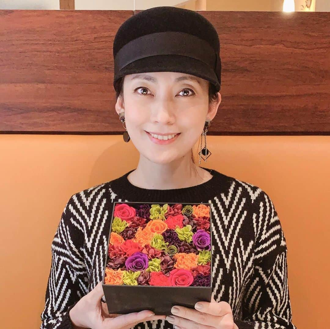 田中美里さんのインスタグラム写真 - (田中美里Instagram)「スペシャルヘアケア後に いつもお世話になっているルーヴルドーの市川さんがお誕生日をお祝いしてくれました。 アンバサダーに選んでいただく7.8年前からルーヴルドーのファン。 社長（男性）はじめルーヴルドーの方たちのお肌のつややかさにいつも驚かされます。  基礎化粧品もさらに新しくパワーアップしたので実際に1ヶ月以上使ってみた感想も少しずつUPしていきますね。  #louvredo  #ルーヴルドーアンバサダー #lunch #お誕生日 #綺麗なお花 #ありがとうございます」2月12日 22時19分 - misatotanaka77