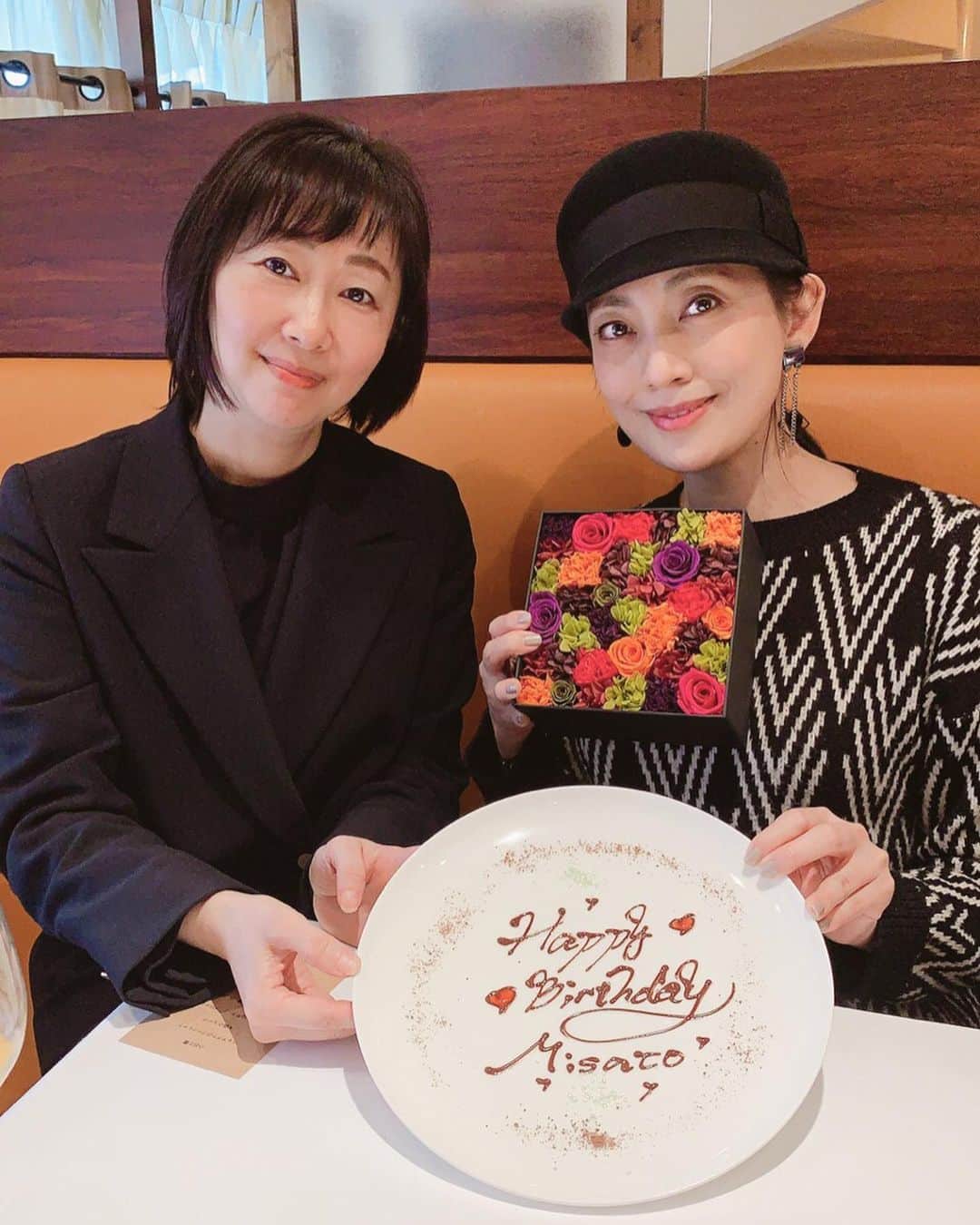 田中美里のインスタグラム：「スペシャルヘアケア後に いつもお世話になっているルーヴルドーの市川さんがお誕生日をお祝いしてくれました。 アンバサダーに選んでいただく7.8年前からルーヴルドーのファン。 社長（男性）はじめルーヴルドーの方たちのお肌のつややかさにいつも驚かされます。  基礎化粧品もさらに新しくパワーアップしたので実際に1ヶ月以上使ってみた感想も少しずつUPしていきますね。  #louvredo  #ルーヴルドーアンバサダー #lunch #お誕生日 #綺麗なお花 #ありがとうございます」